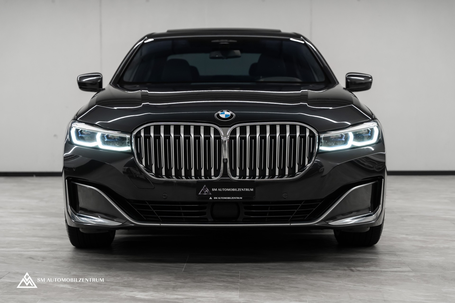 BMW 750i xDrive M Sport Steptronic / Panorama / 360° / Sitzbelüftung / Massage-showroom-element-3