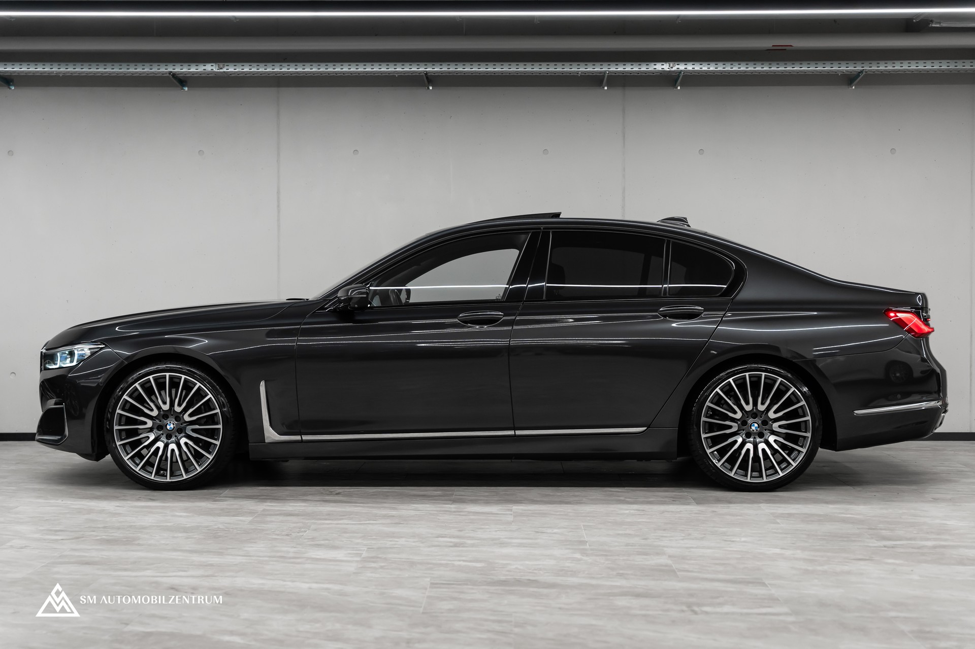 BMW 750i xDrive M Sport Steptronic / Panorama / 360° / Sitzbelüftung / Massage-showroom-element-1