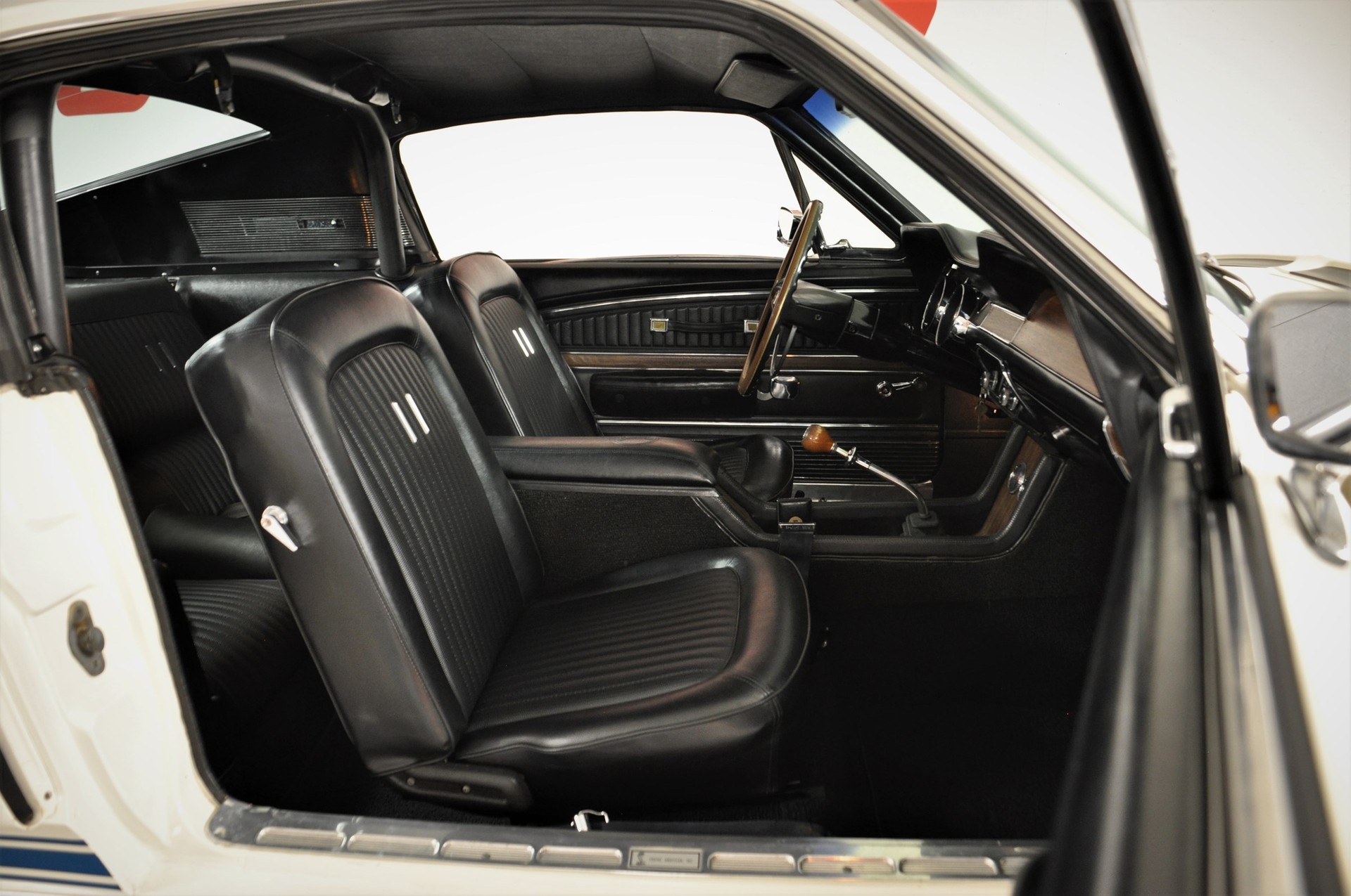 FORD MUSTANG Shelby GT350-image-14