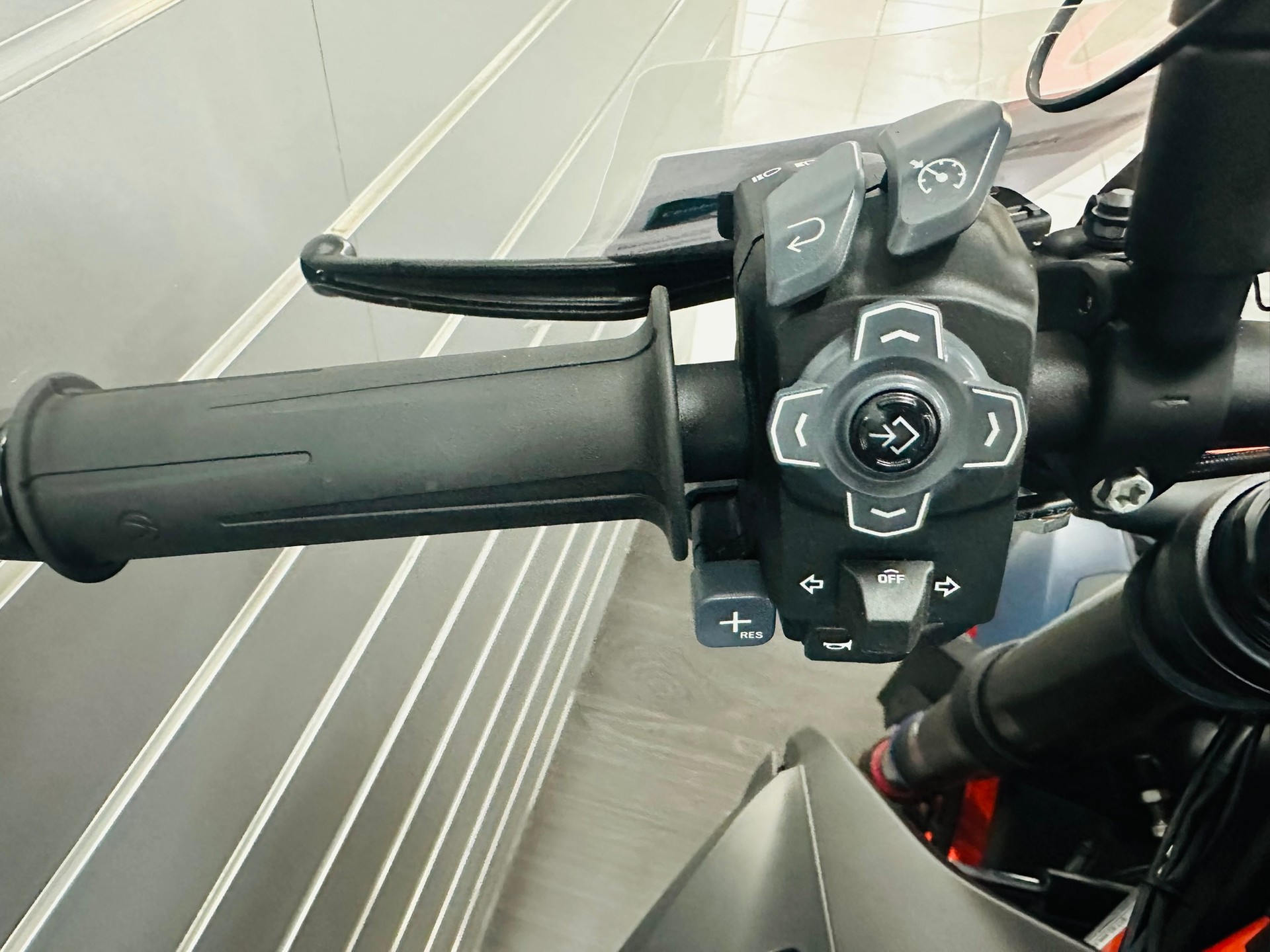 KTM 1290 Super Duke R EVO-image-8