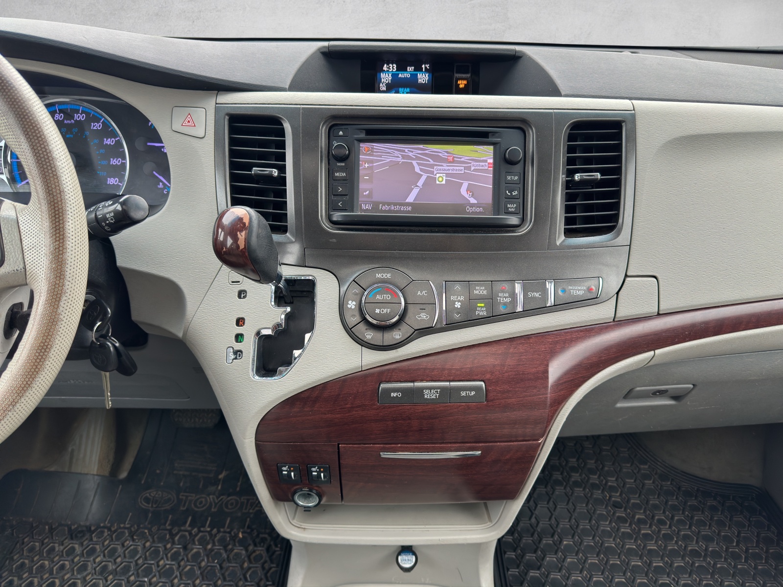TOYOTA Sienna 3.5 A 4WD-image-11