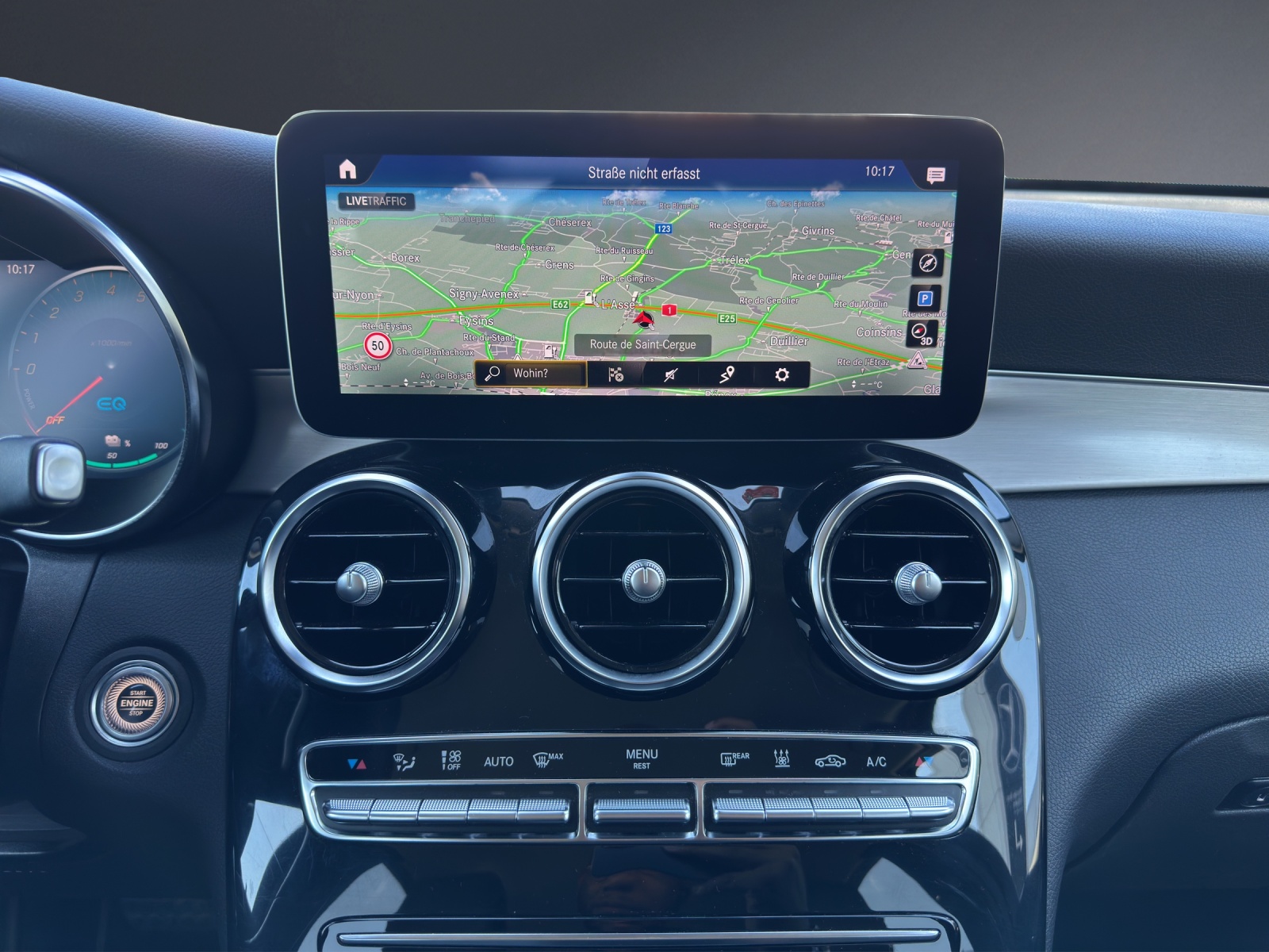 MERCEDES-BENZ GLC 300 e AMG Line 4Matic 9G-Tronic-image-17