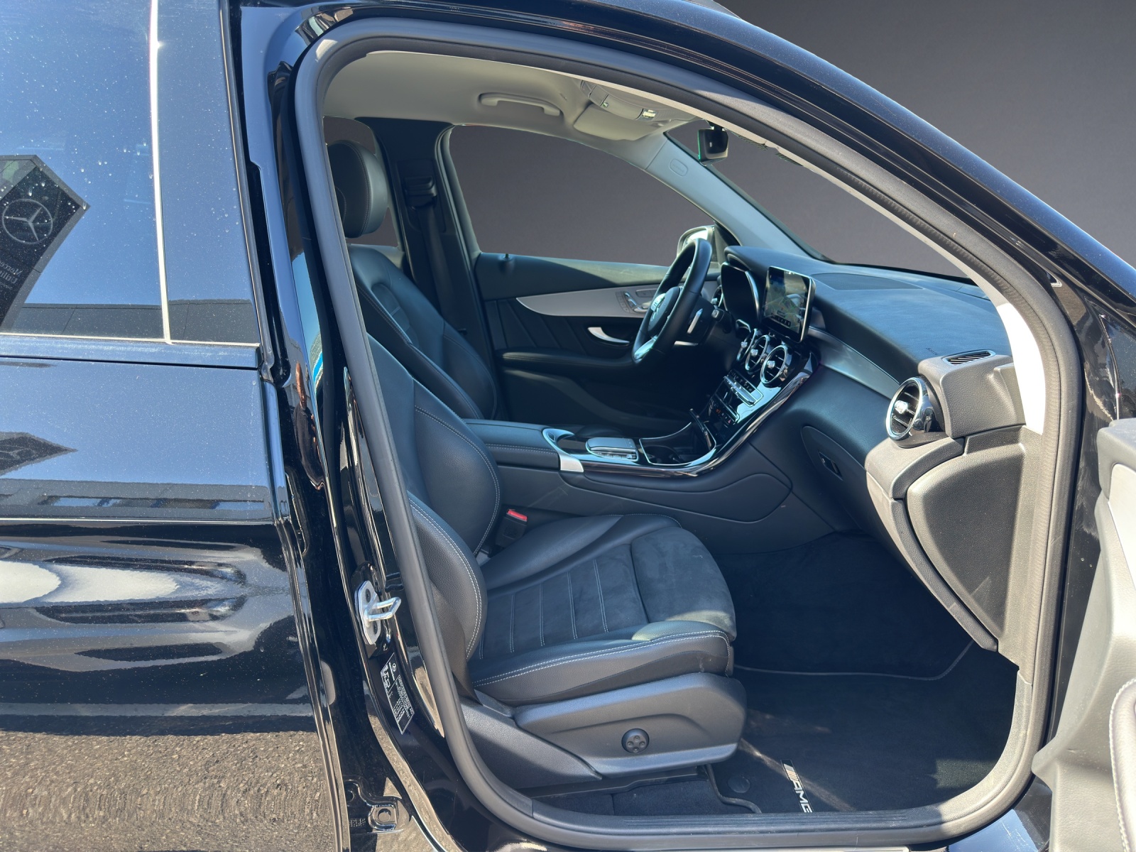 MERCEDES-BENZ GLC 300 e AMG Line 4Matic 9G-Tronic-image-9