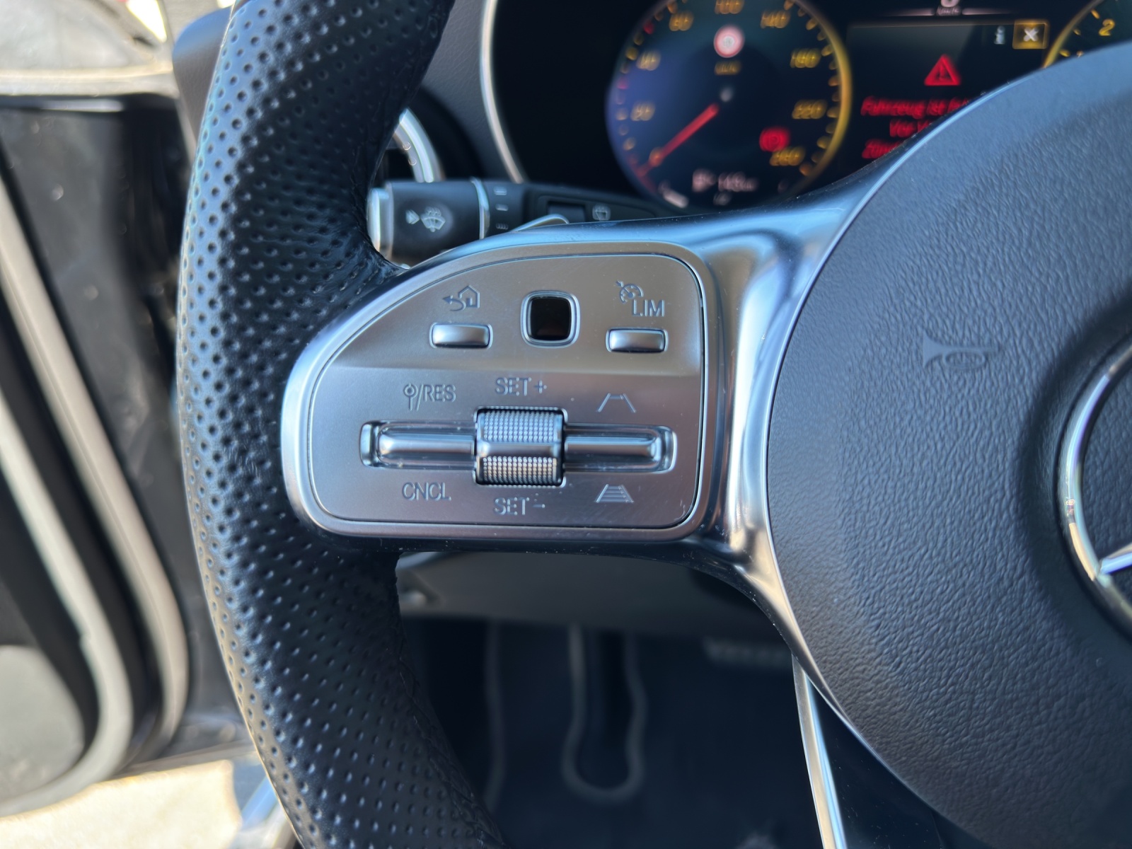 MERCEDES-BENZ GLC 300 e AMG Line 4Matic 9G-Tronic-image-15