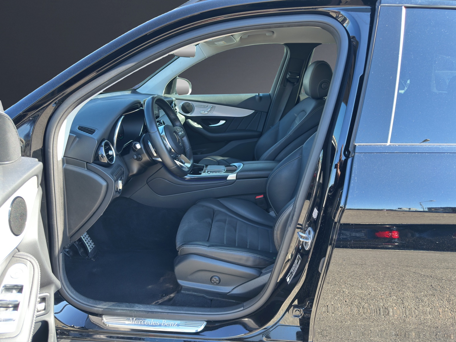 MERCEDES-BENZ GLC 300 e AMG Line 4Matic 9G-Tronic-image-8