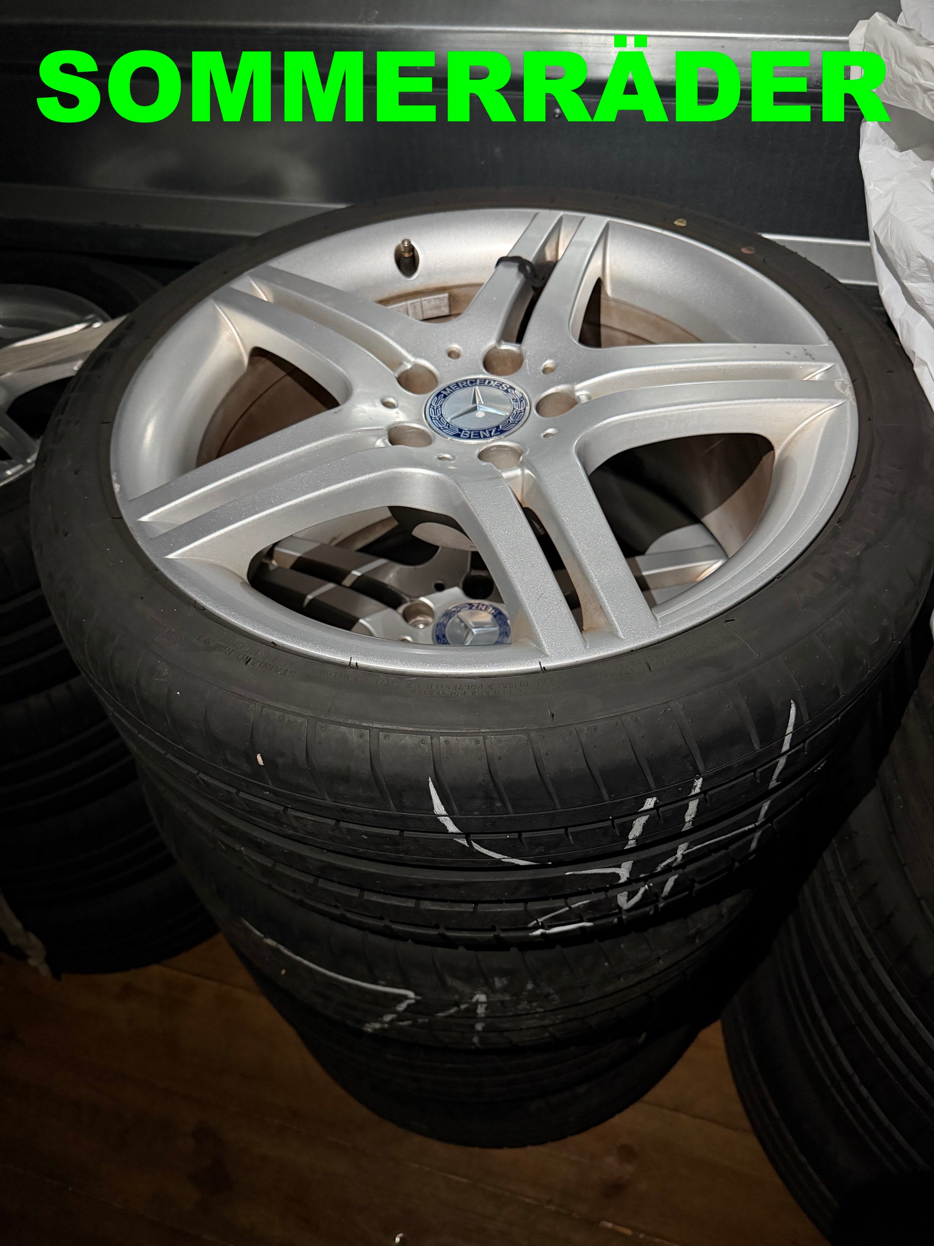 MERCEDES-BENZ E 250 Exclusive-showroom-element-1