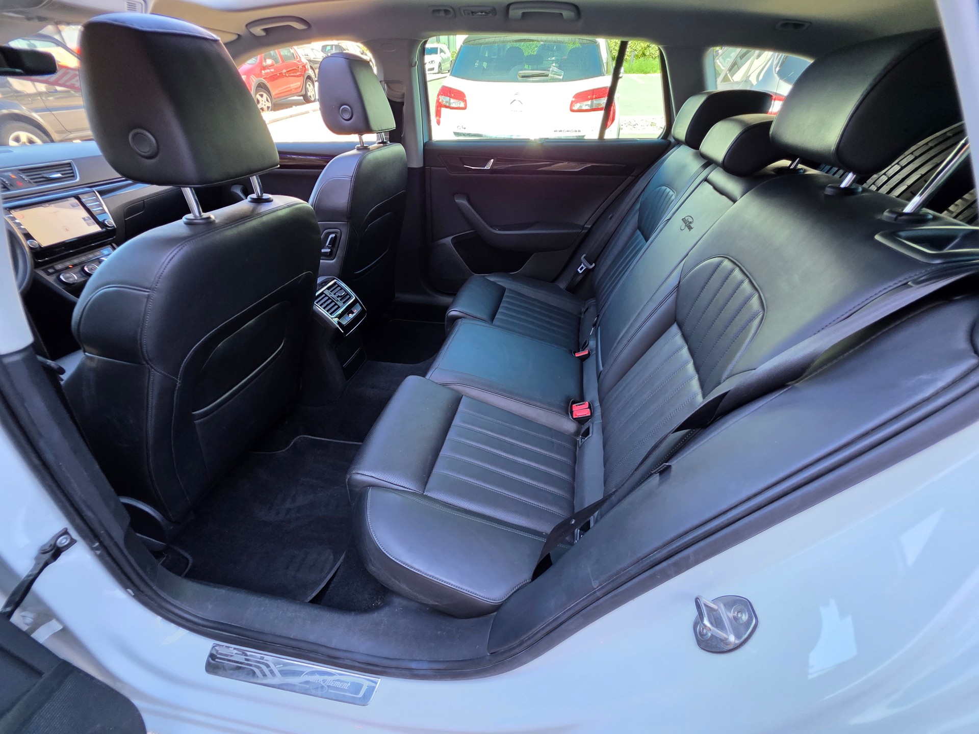 SKODA Superb Combi 2.0 TSI L&K DSG 4x4-image-9