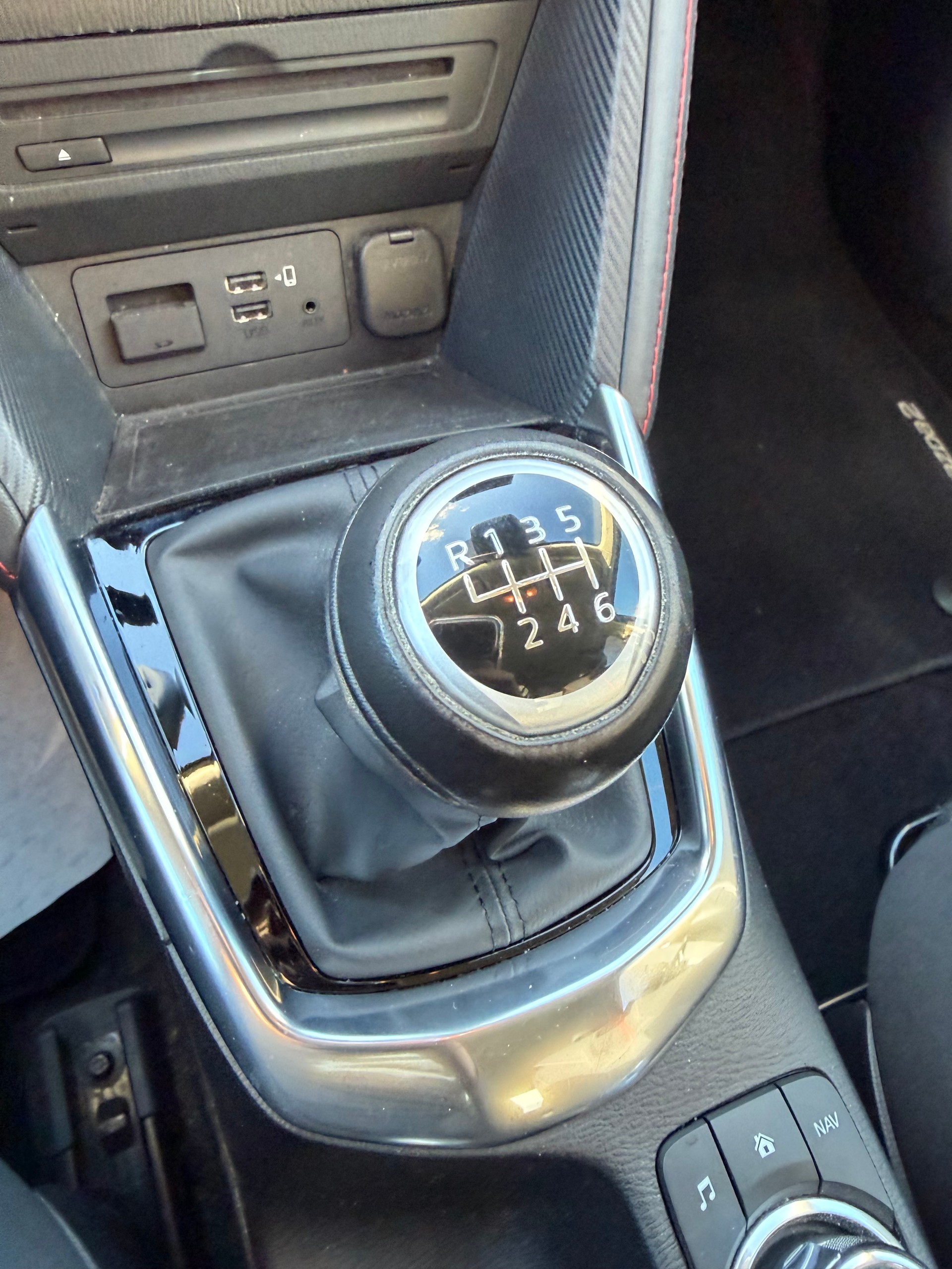MAZDA 2 1.5i 16V Skyactiv-G Revolution-image-15