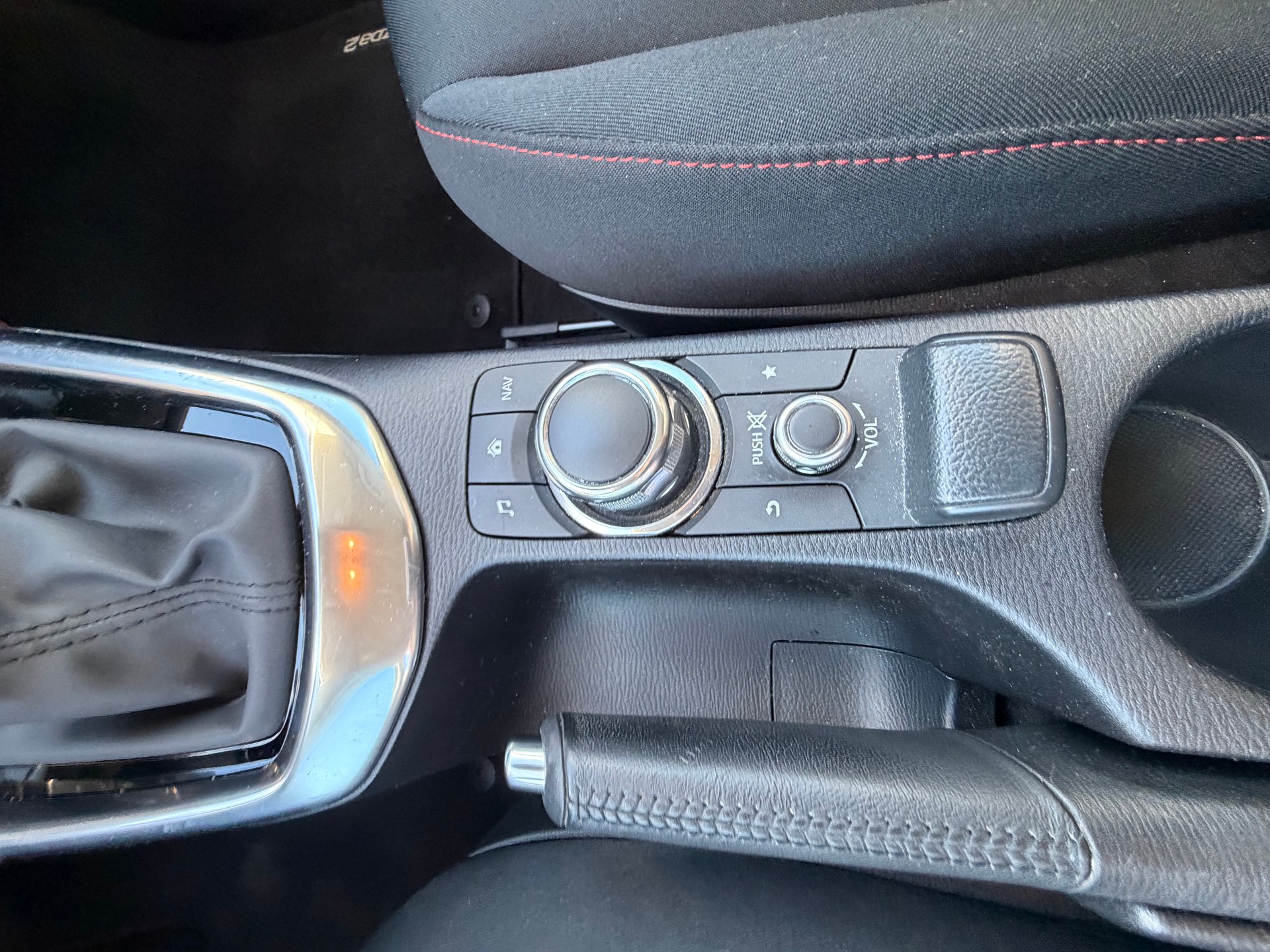 MAZDA 2 1.5i 16V Skyactiv-G Revolution-image-14