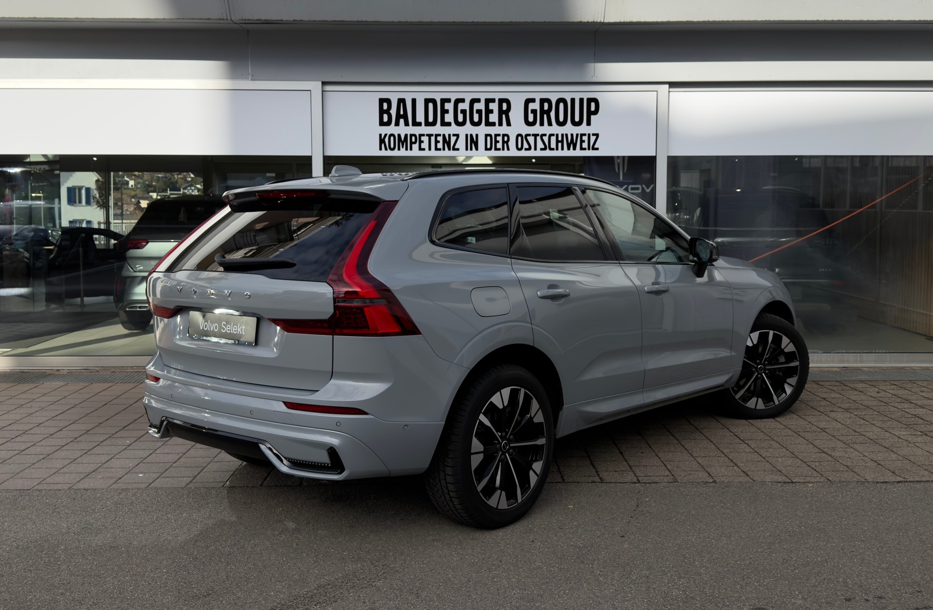 VOLVO XC60 2.0 T6 TE Ultra Dark eAWD-showroom-element-2