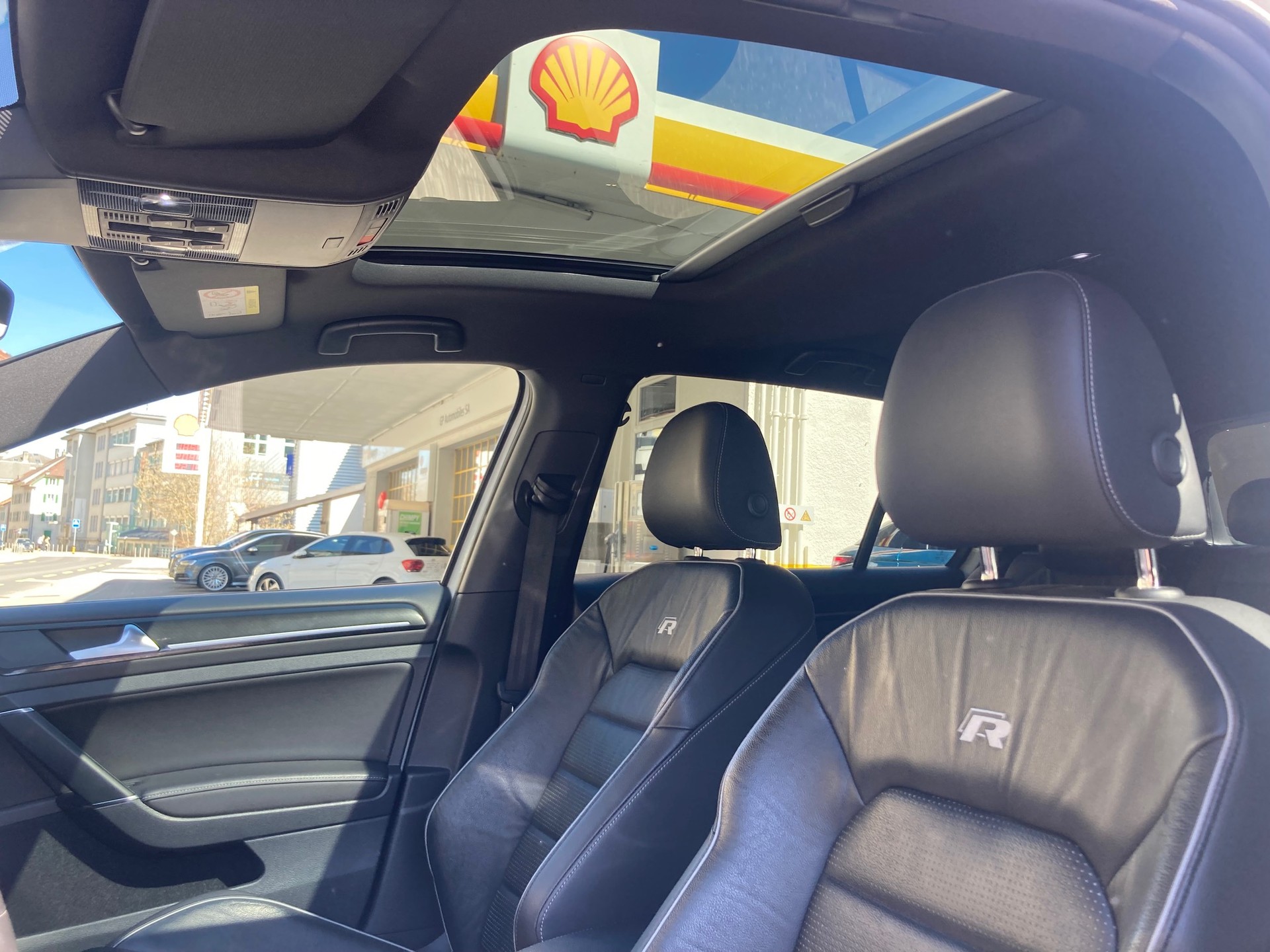 VW Golf 2.0 TSI R 4Motion-image-8