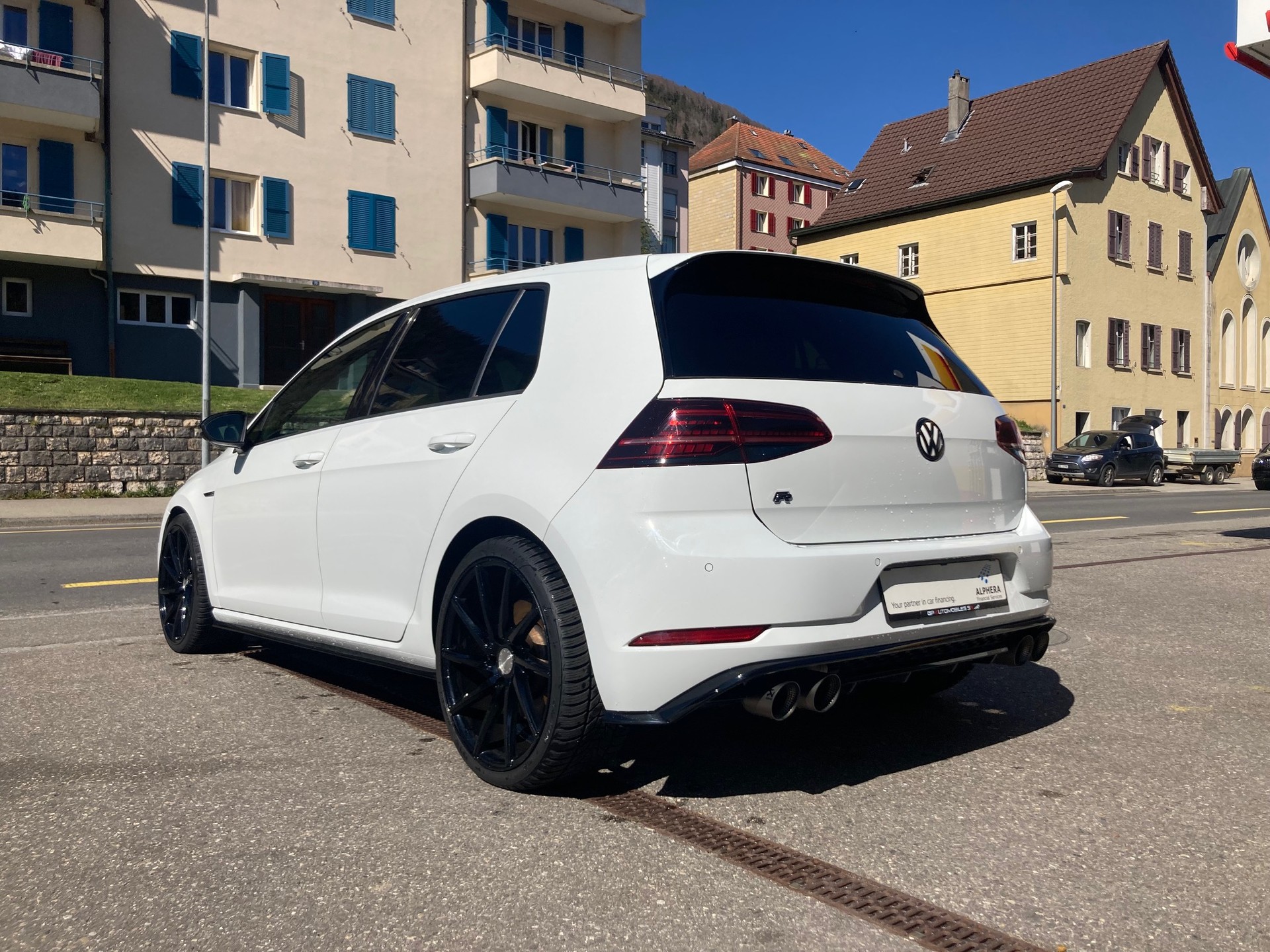 VW Golf 2.0 TSI R 4Motion-image-3