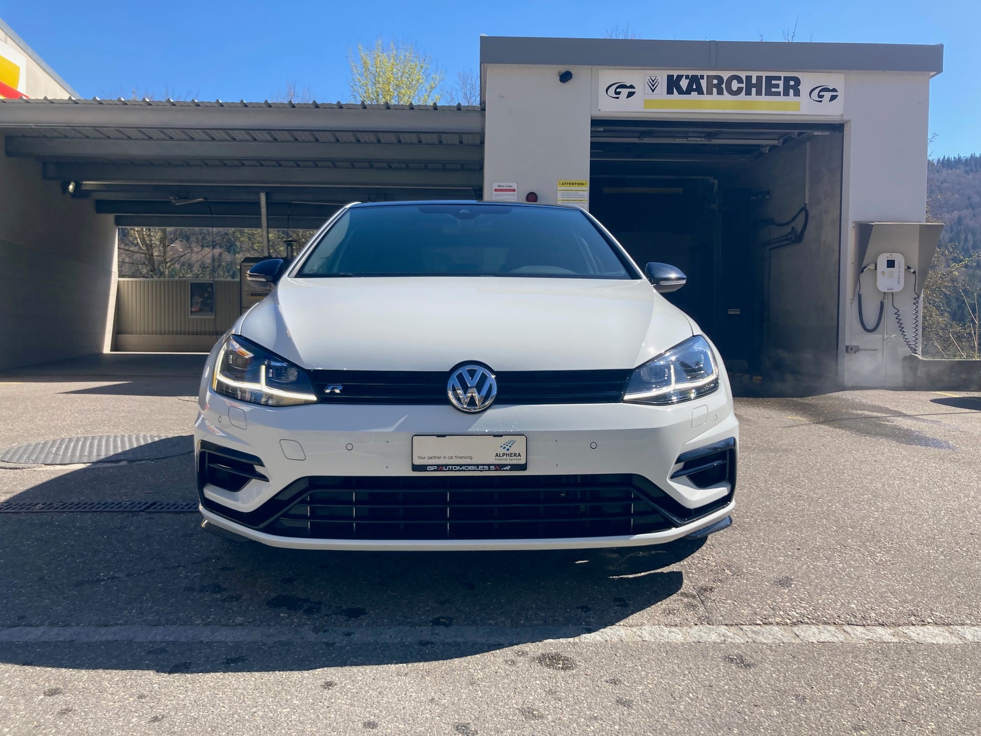 VW Golf 2.0 TSI R 4Motion-image-1