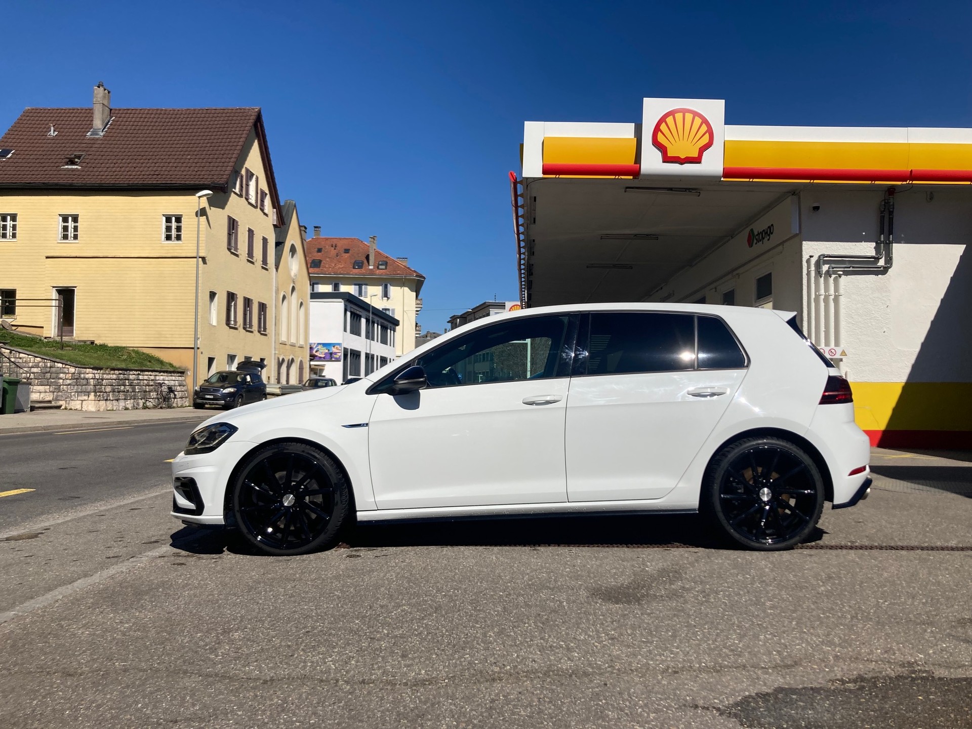 VW Golf 2.0 TSI R 4Motion-image-2