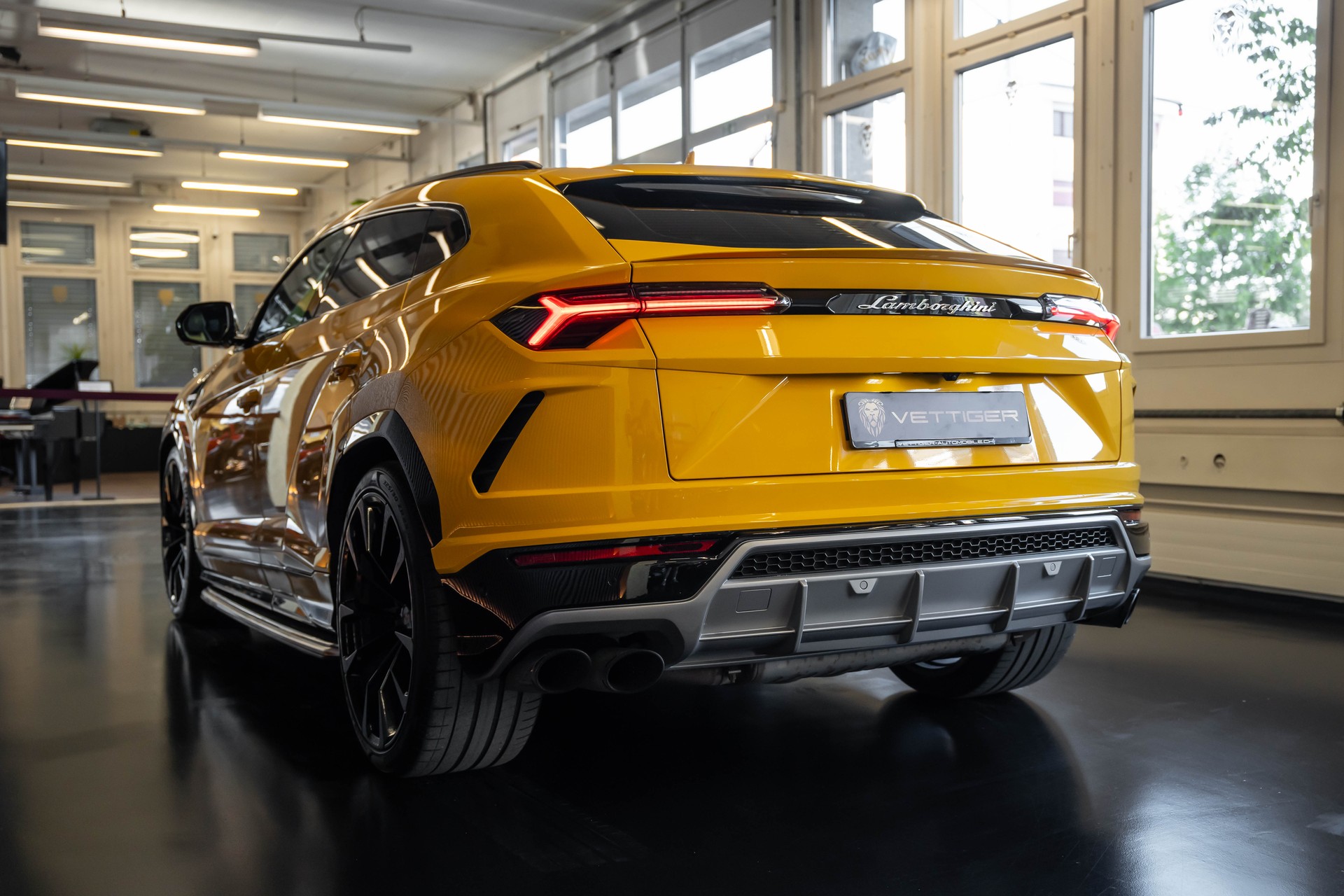 LAMBORGHINI Urus E-Gear-showroom-element-3