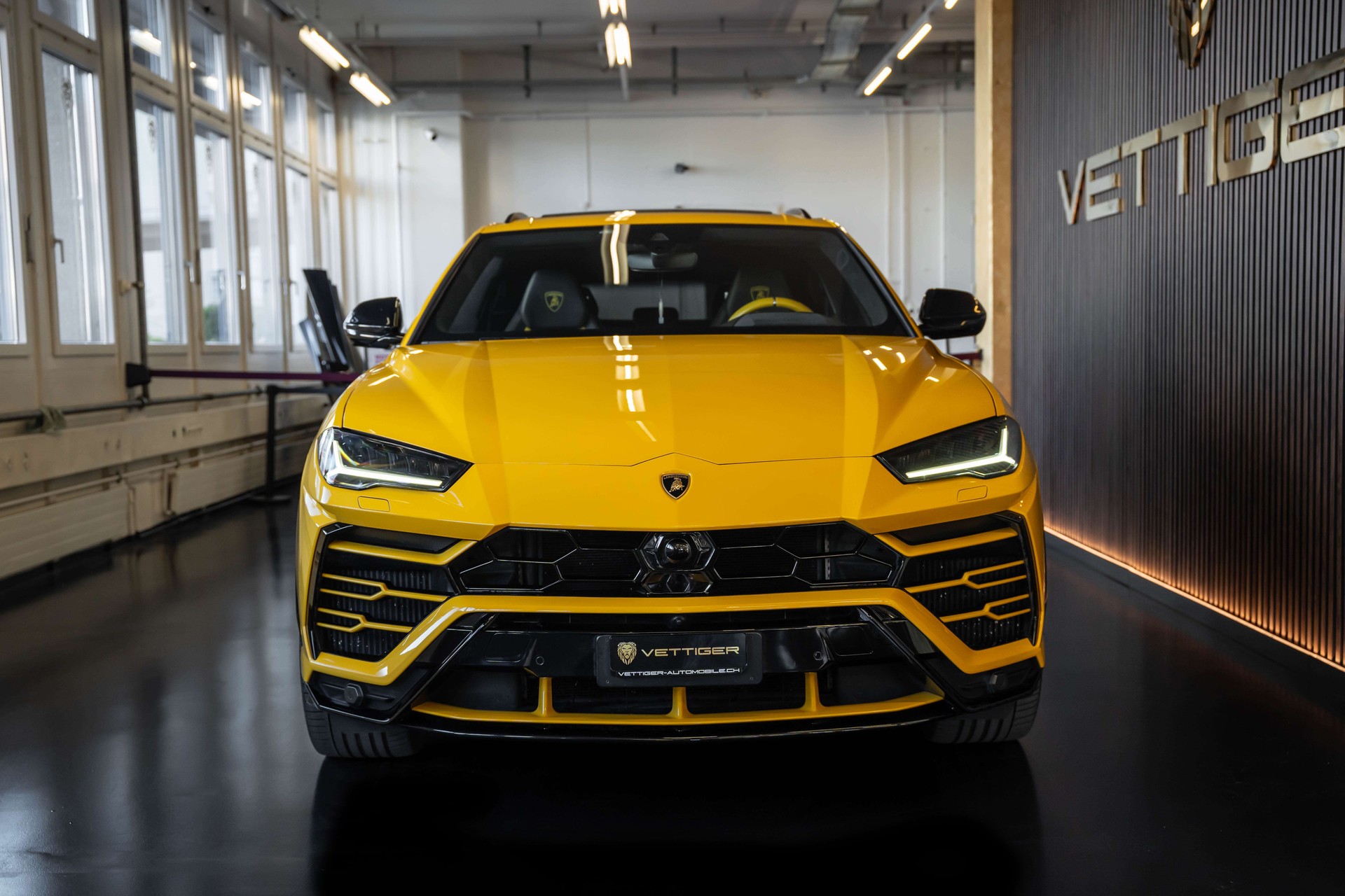 LAMBORGHINI Urus E-Gear-showroom-element-1