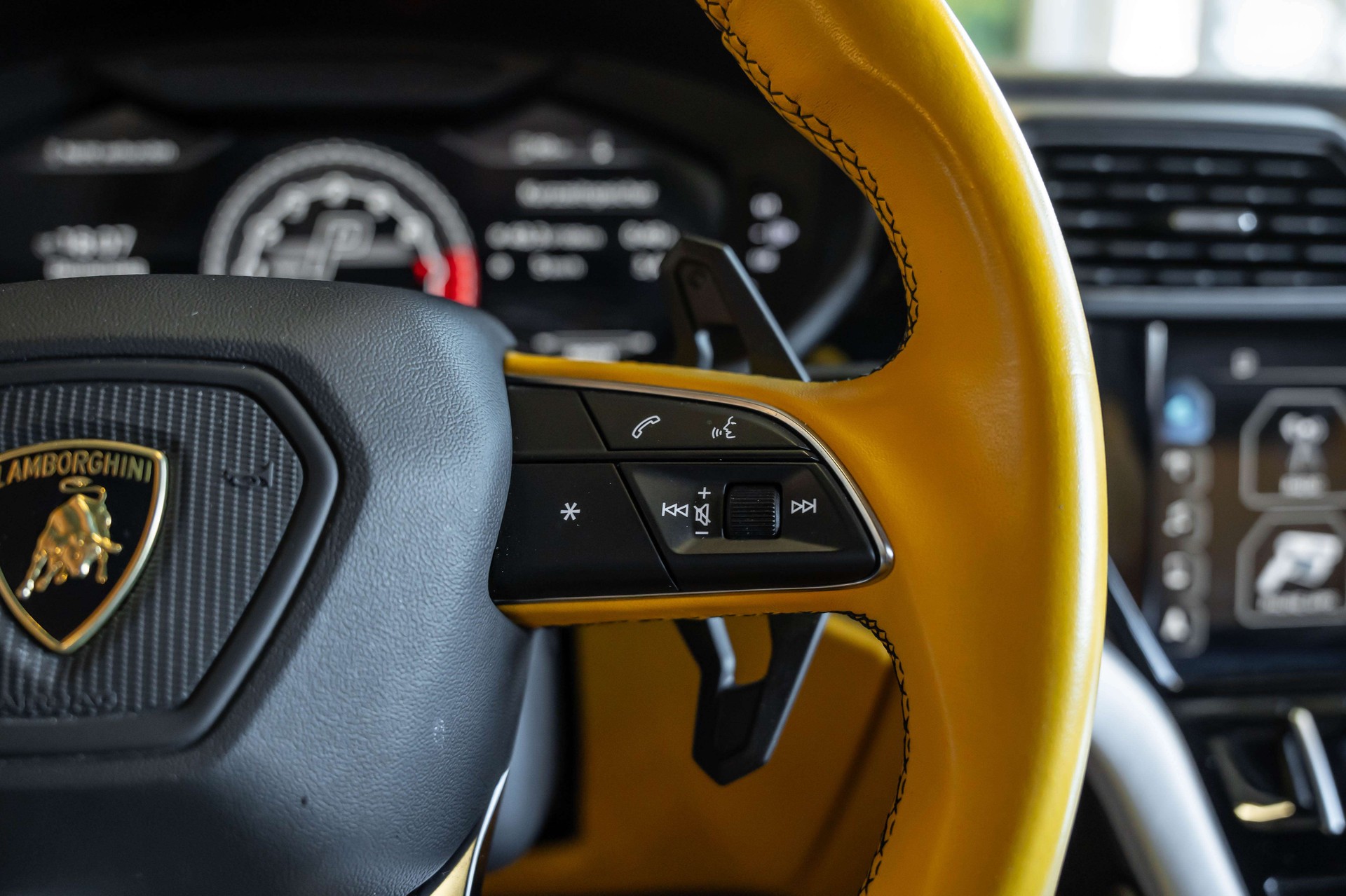 LAMBORGHINI Urus E-Gear-image-35