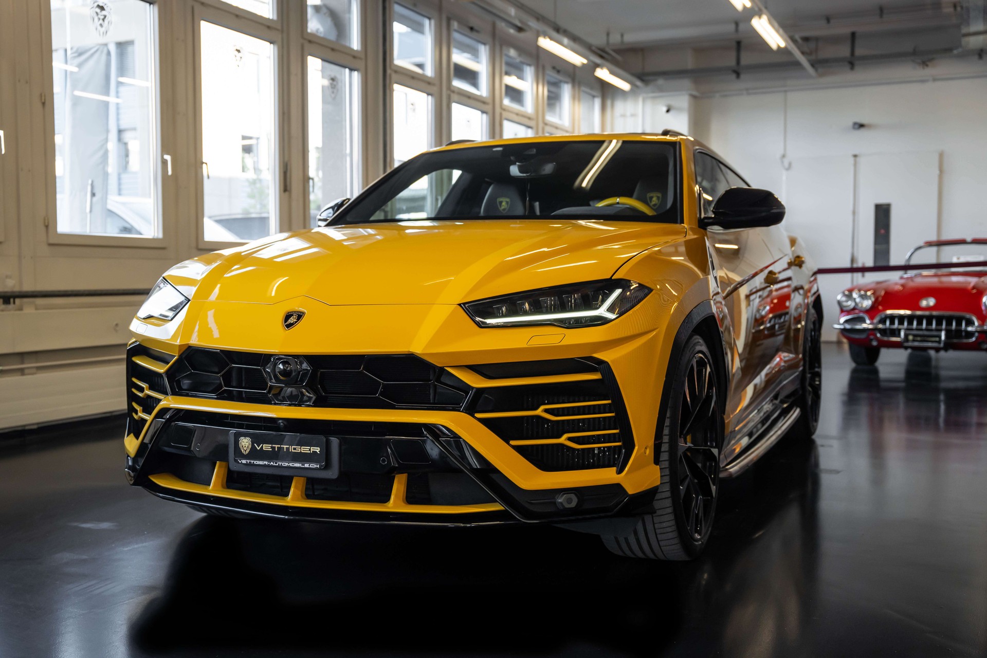 LAMBORGHINI Urus E-Gear-showroom-element-2