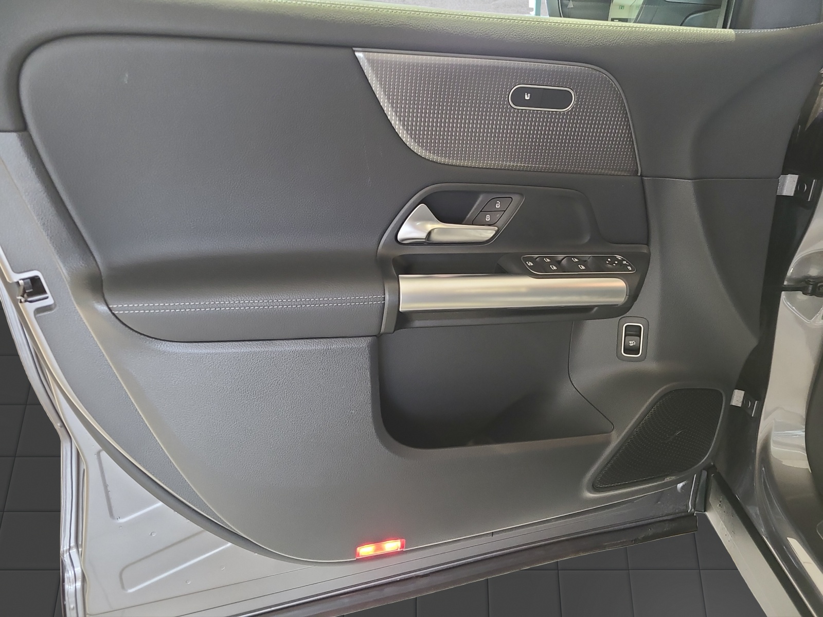 MERCEDES-BENZ EQA 300 66,5kWh 4Matic Swiss Star-image-8