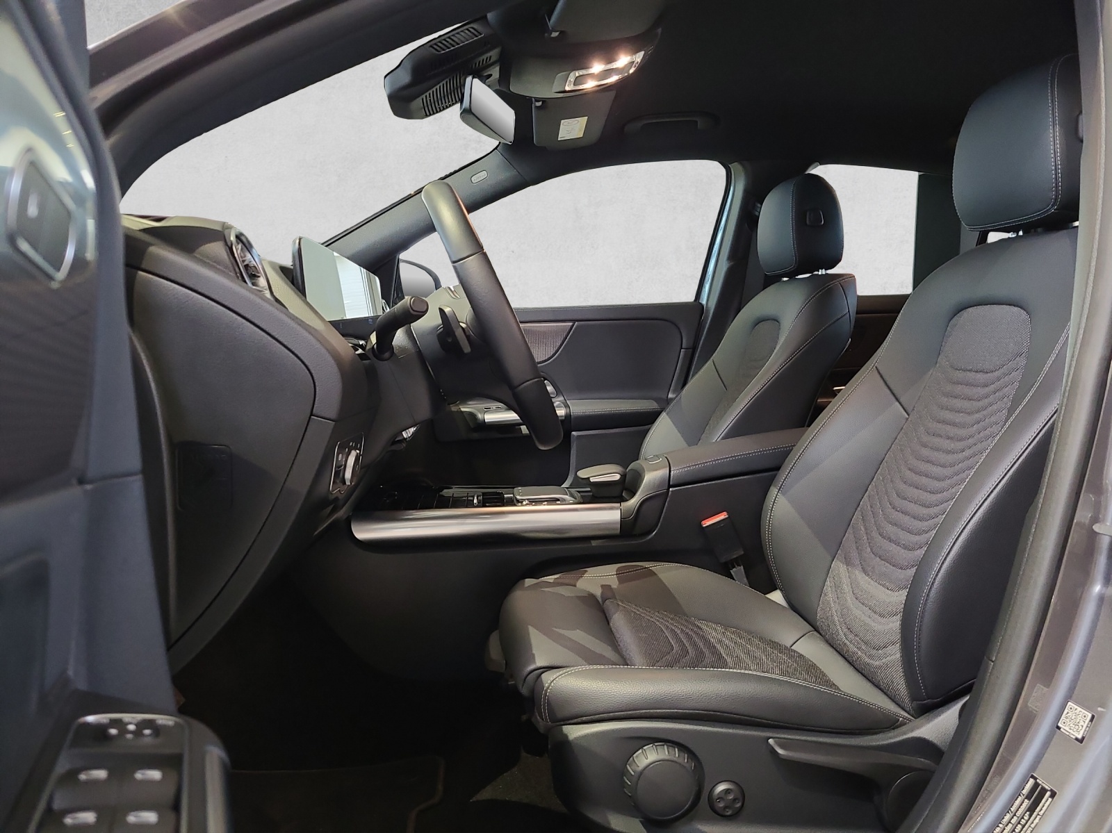 MERCEDES-BENZ EQA 300 66,5kWh 4Matic Swiss Star-image-7