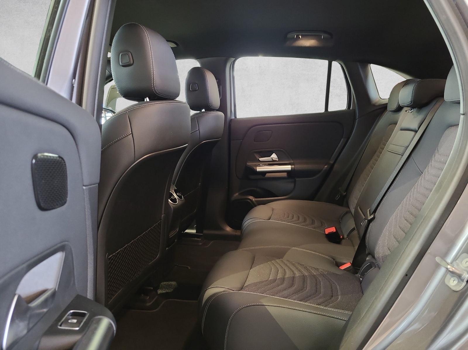 MERCEDES-BENZ EQA 300 66,5kWh 4Matic Swiss Star-image-10