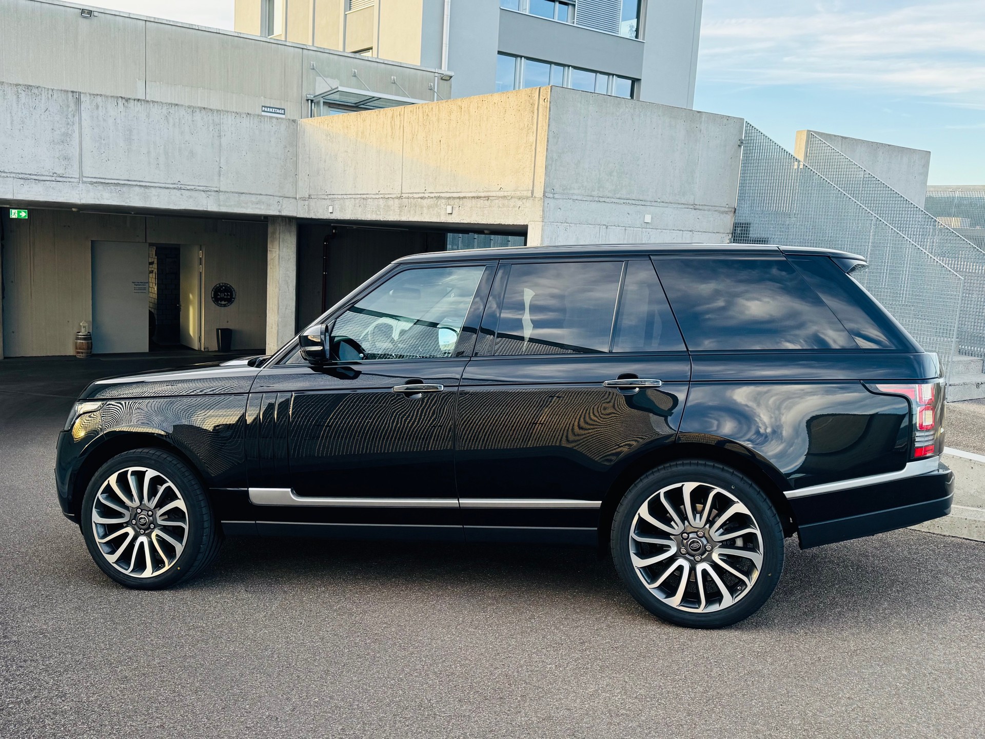 LAND ROVER Range Rover 5.0 V8 Supercharged Autobiography – 1. Hand | vollständige Emil Frey Historie | Neuwagen Zustand-image-4
