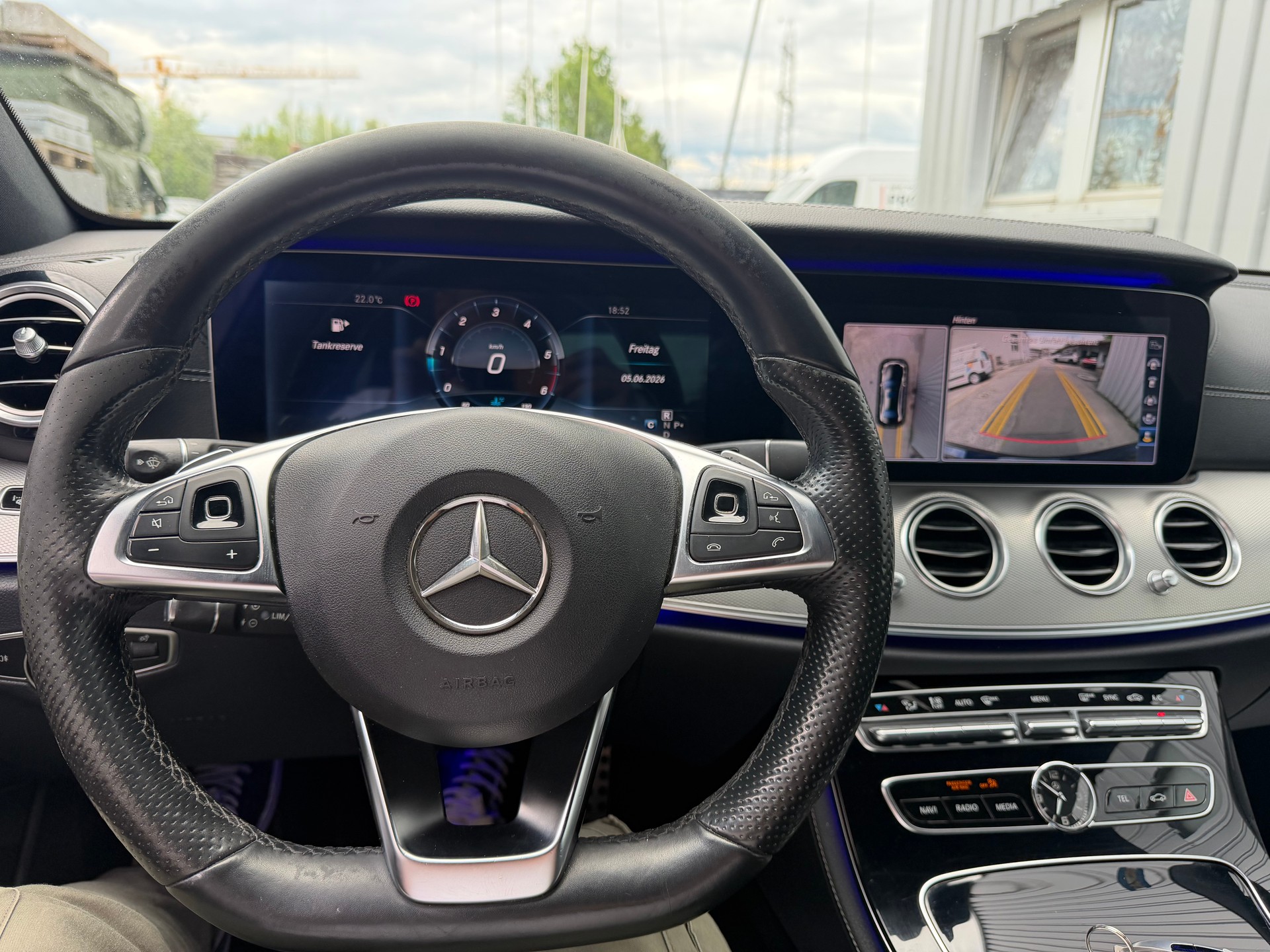 MERCEDES-BENZ E 220 d AMG Line 9G-Tronic-image-14