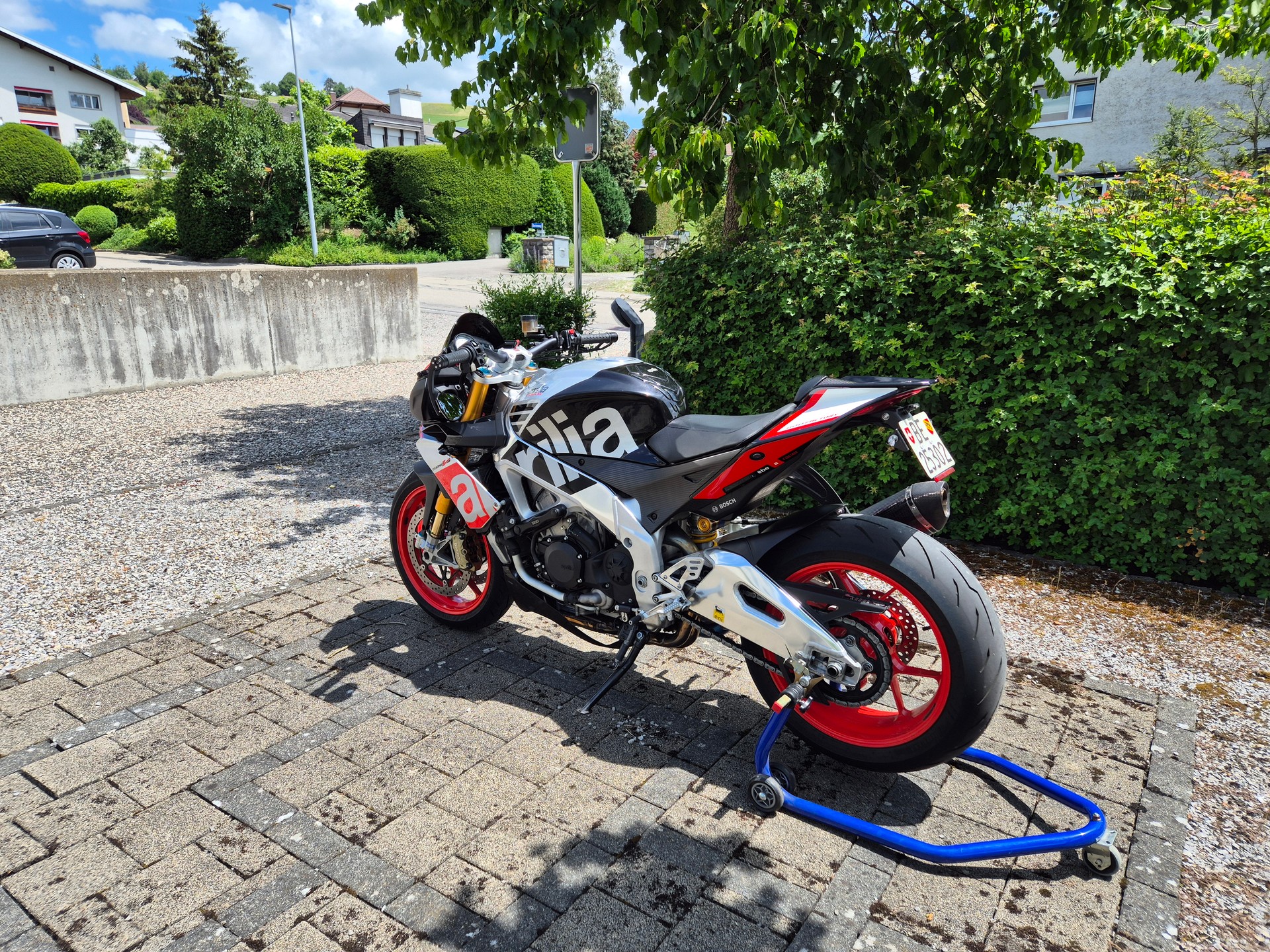 APRILIA Tuono V4 1100 Factory-image-2