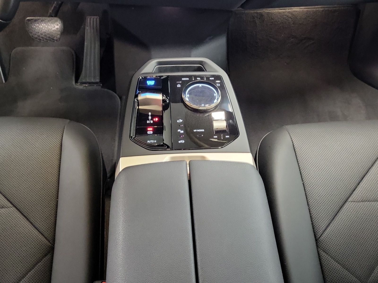 BMW iX xDrive50 M-Sport-image-16
