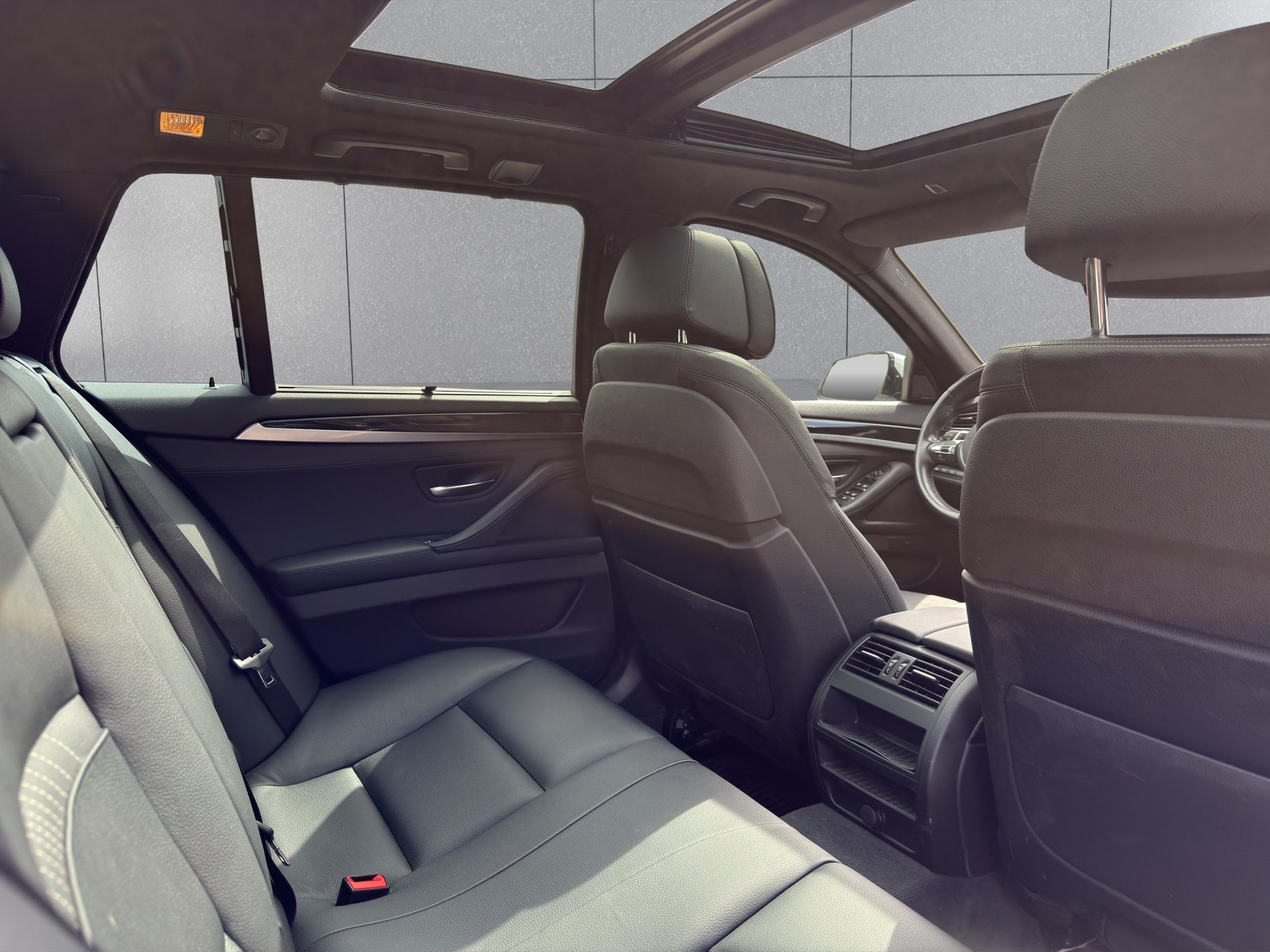 BMW 535d Touring xDrive Platinum Sport Edition-image-10
