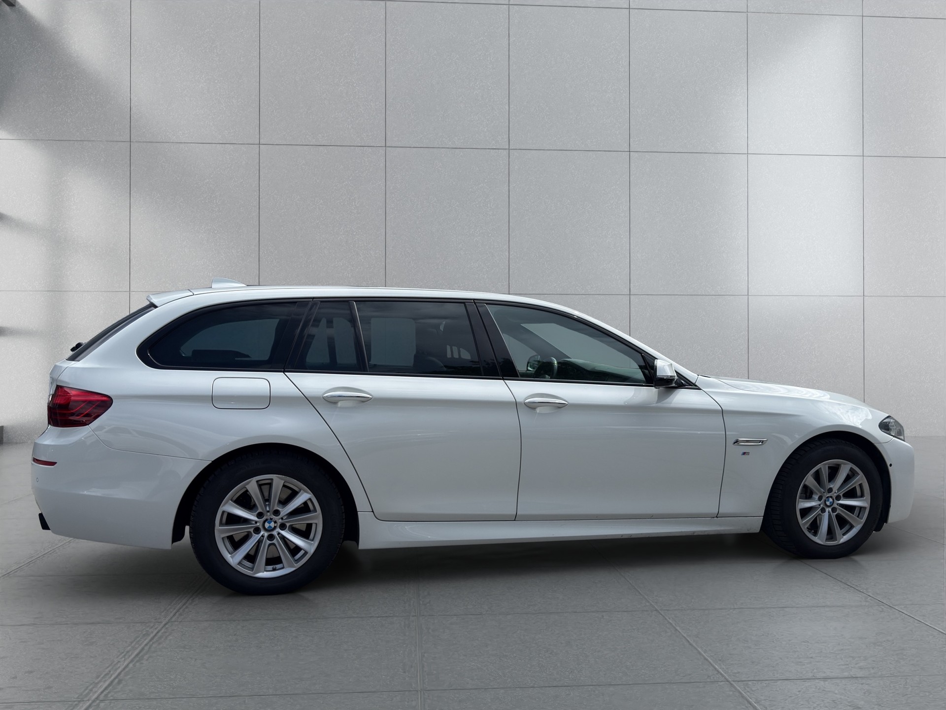 BMW 535d Touring xDrive Platinum Sport Edition-image-2