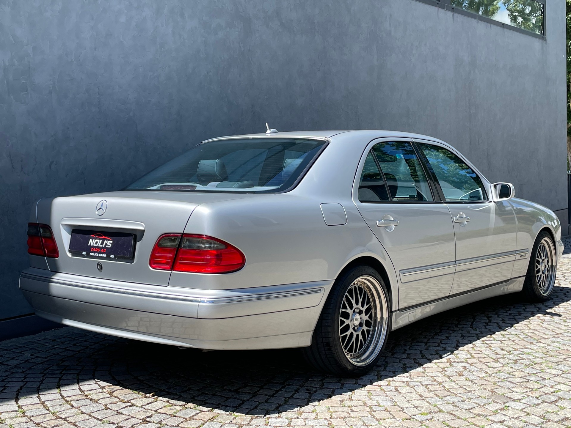 MERCEDES-BENZ E 240 Avantgarde-image-4