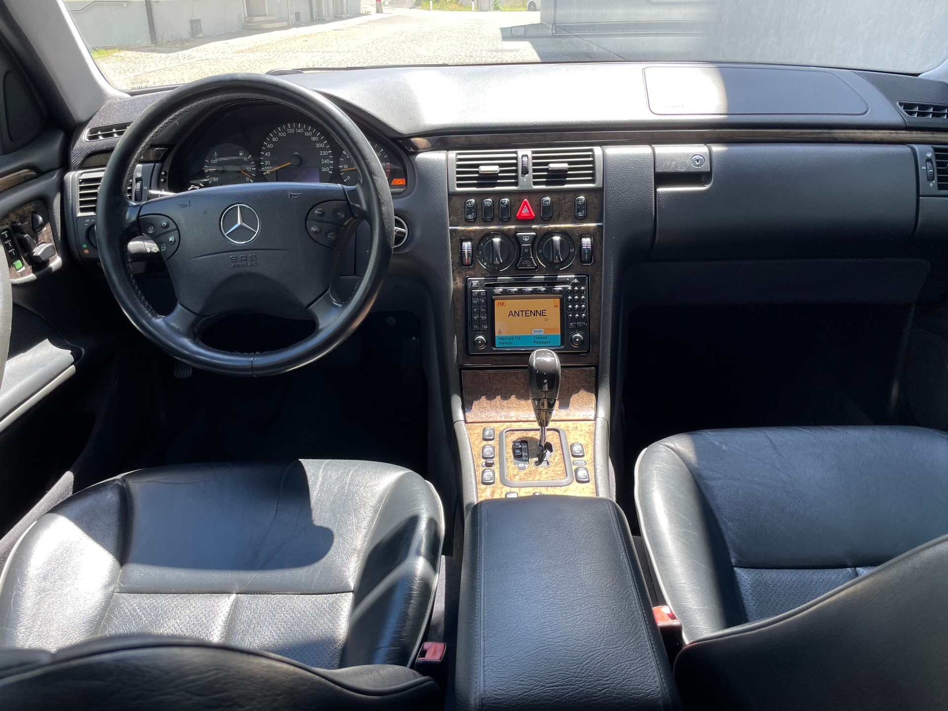 MERCEDES-BENZ E 240 Avantgarde-image-9