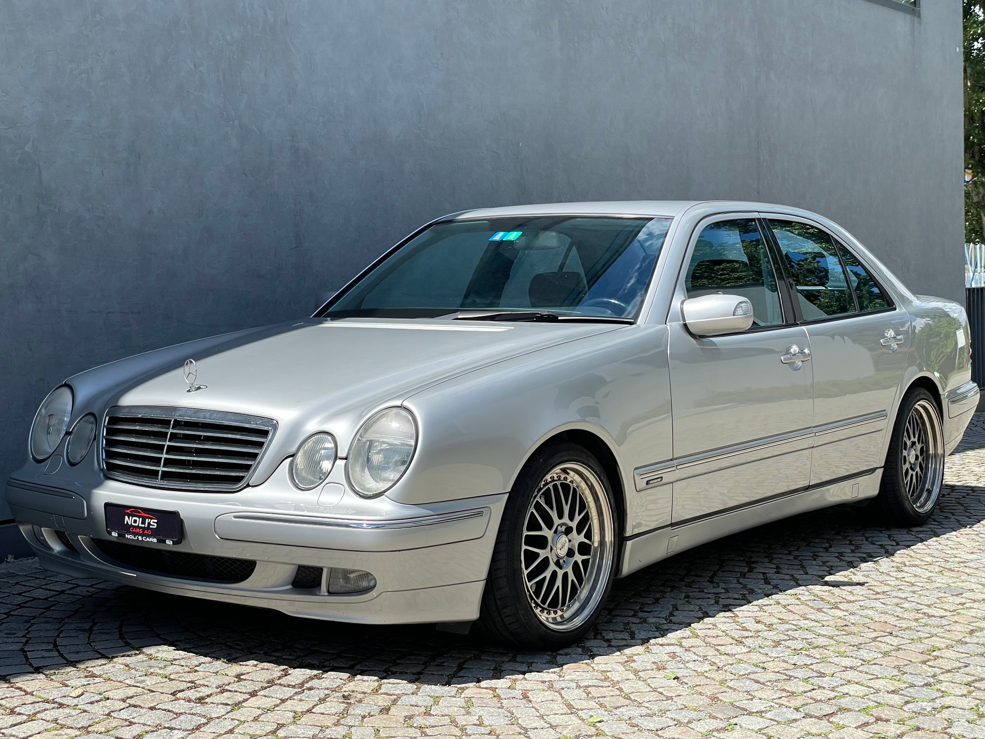 MERCEDES-BENZ E 240 Avantgarde-image-1