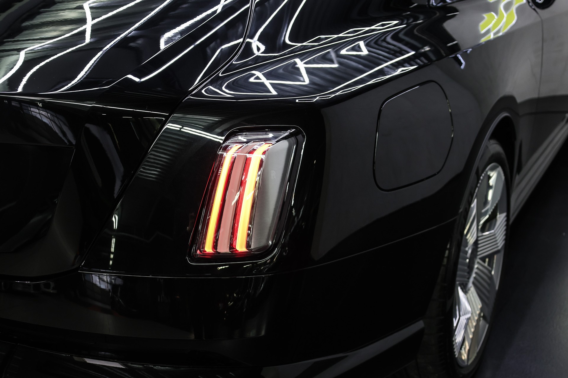 ROLLS-ROYCE Spectre-image-17