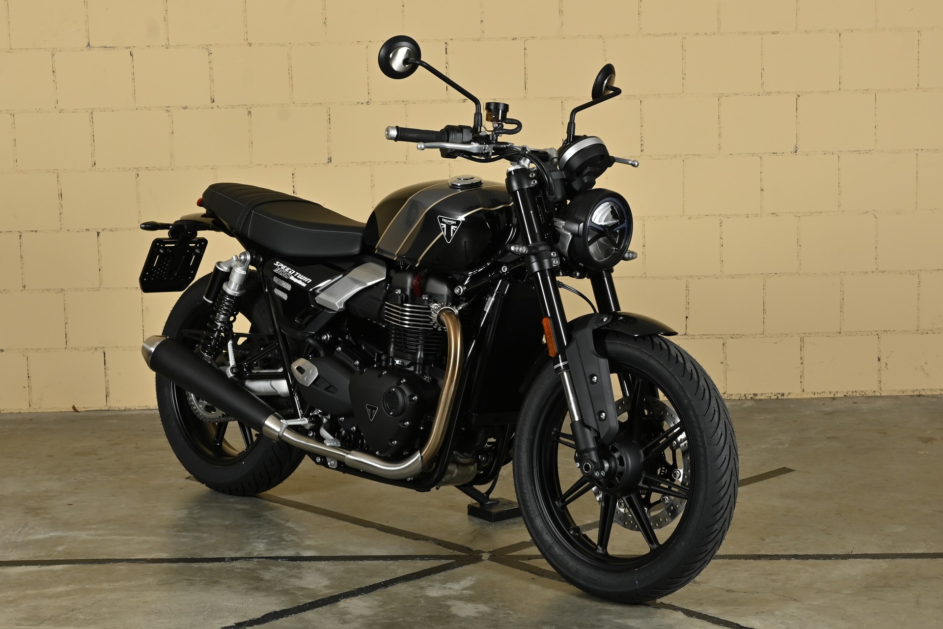 TRIUMPH Speed Twin 900-image-1