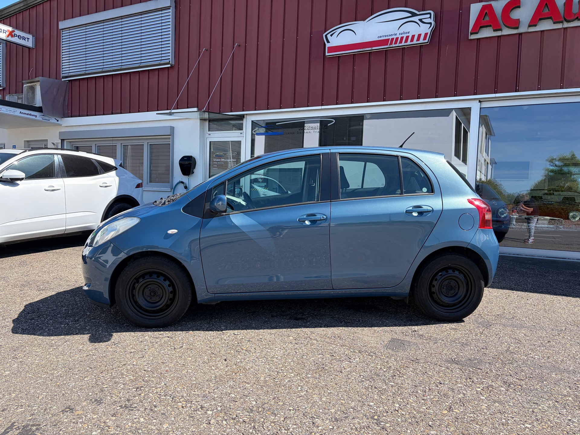 TOYOTA Yaris 1.3 Linea Sol-showroom-element-2