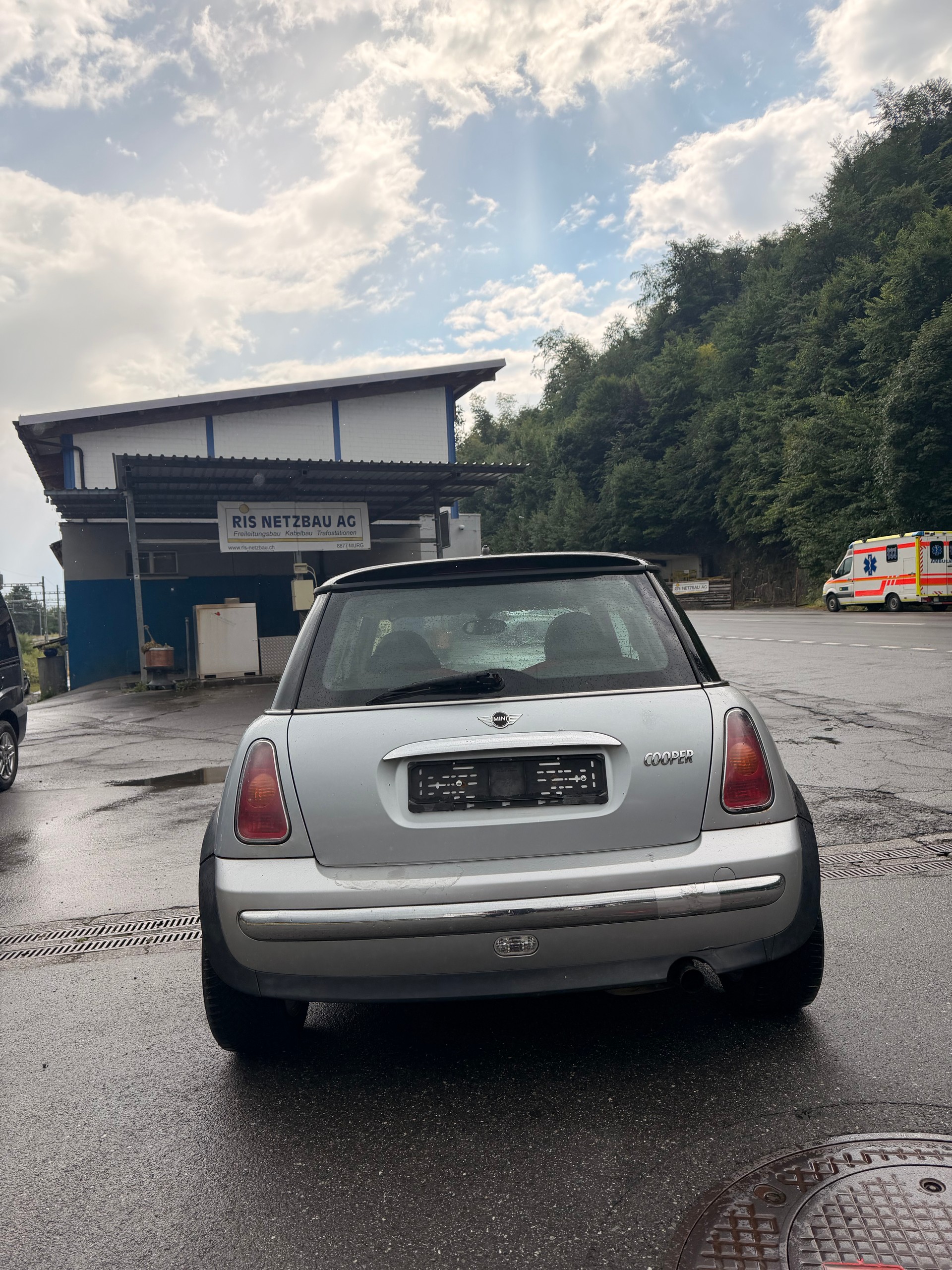 MINI Cooper-showroom-element-3