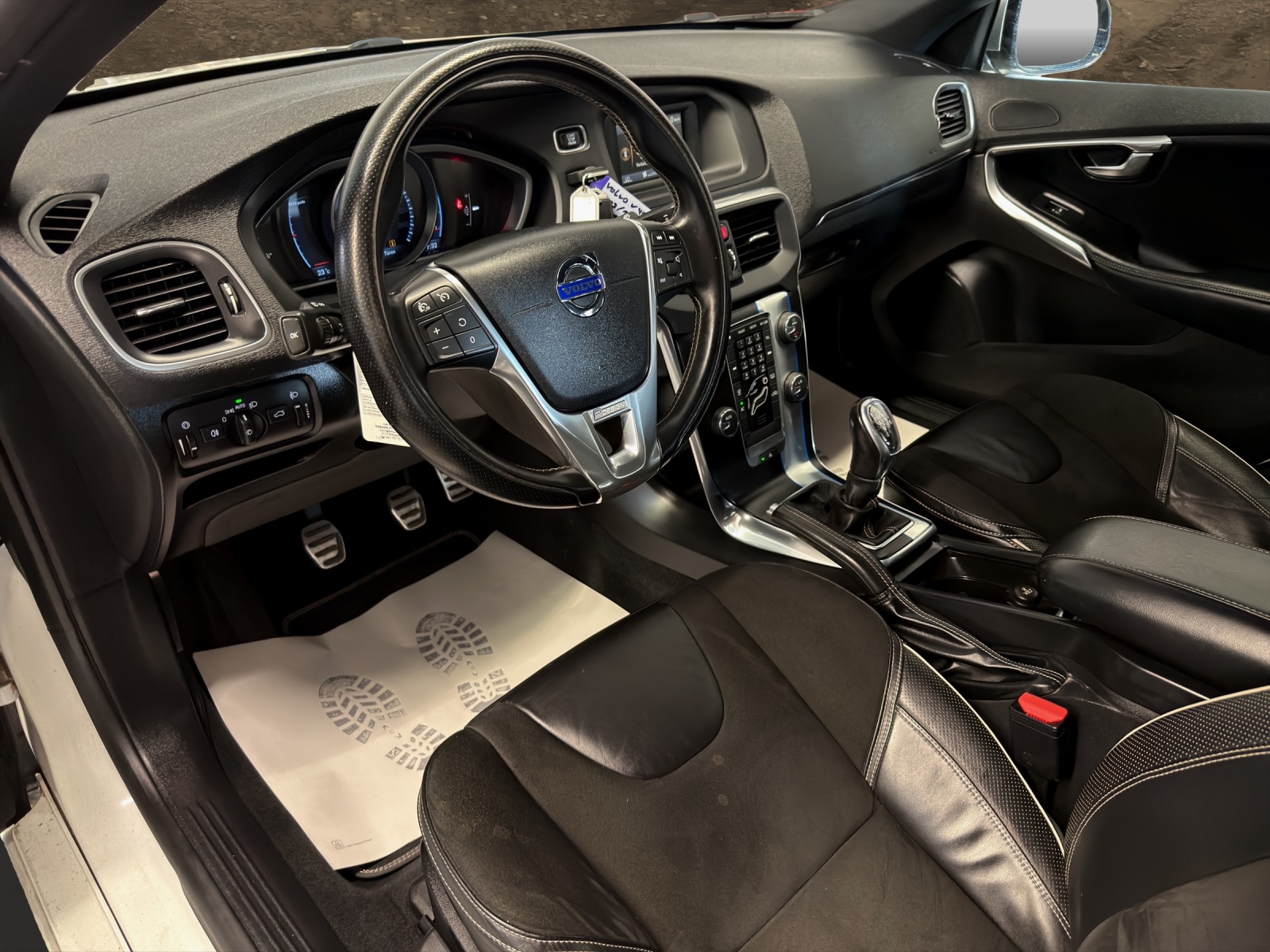 VOLVO V40 D2 R-Design-image-7