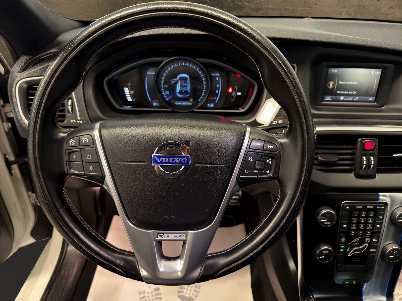 VOLVO V40 D2 R-Design-image-10