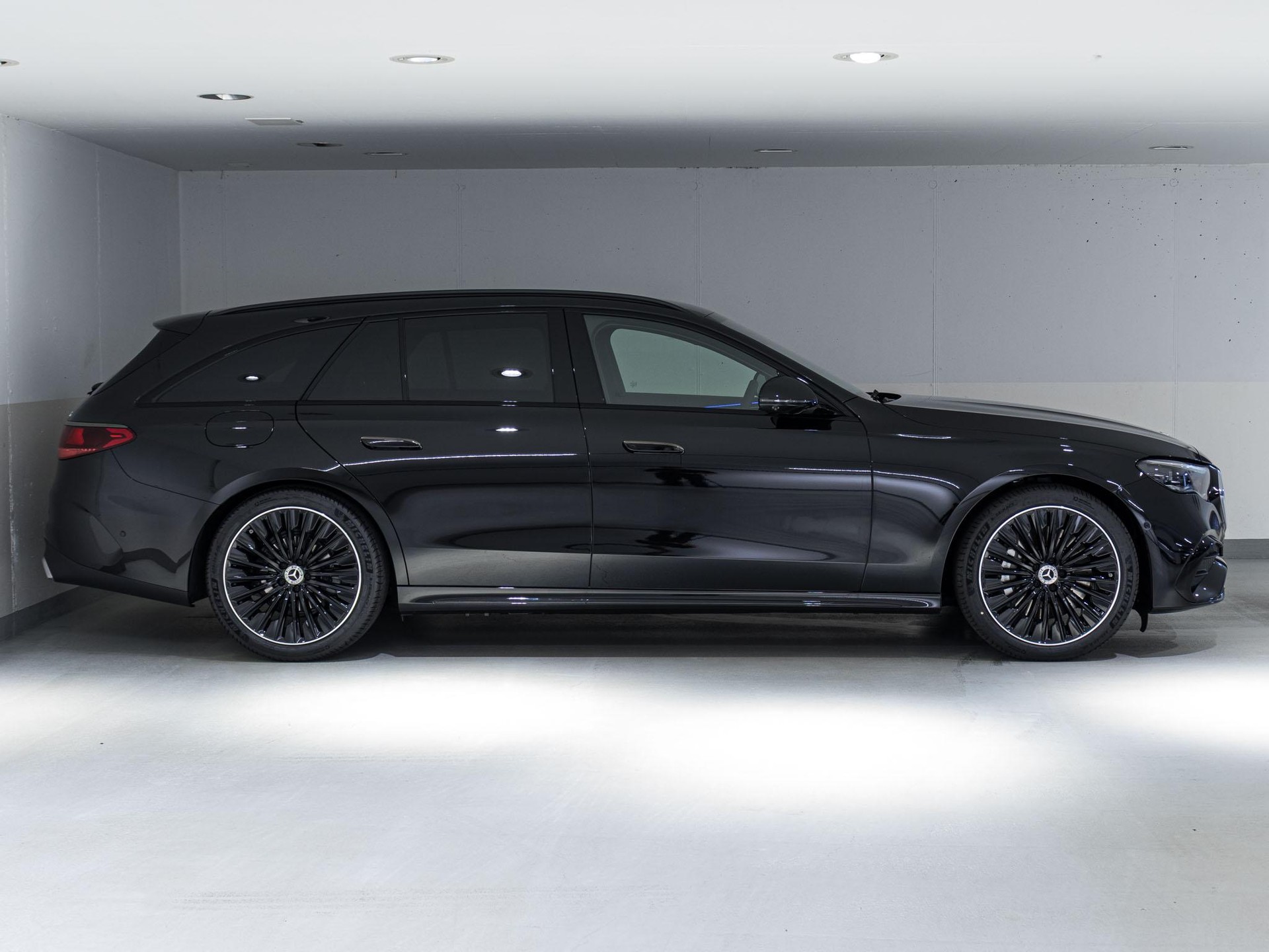 MERCEDES-BENZ E 220 d 4MATIC T-Modell "Swiss Star"-image-1