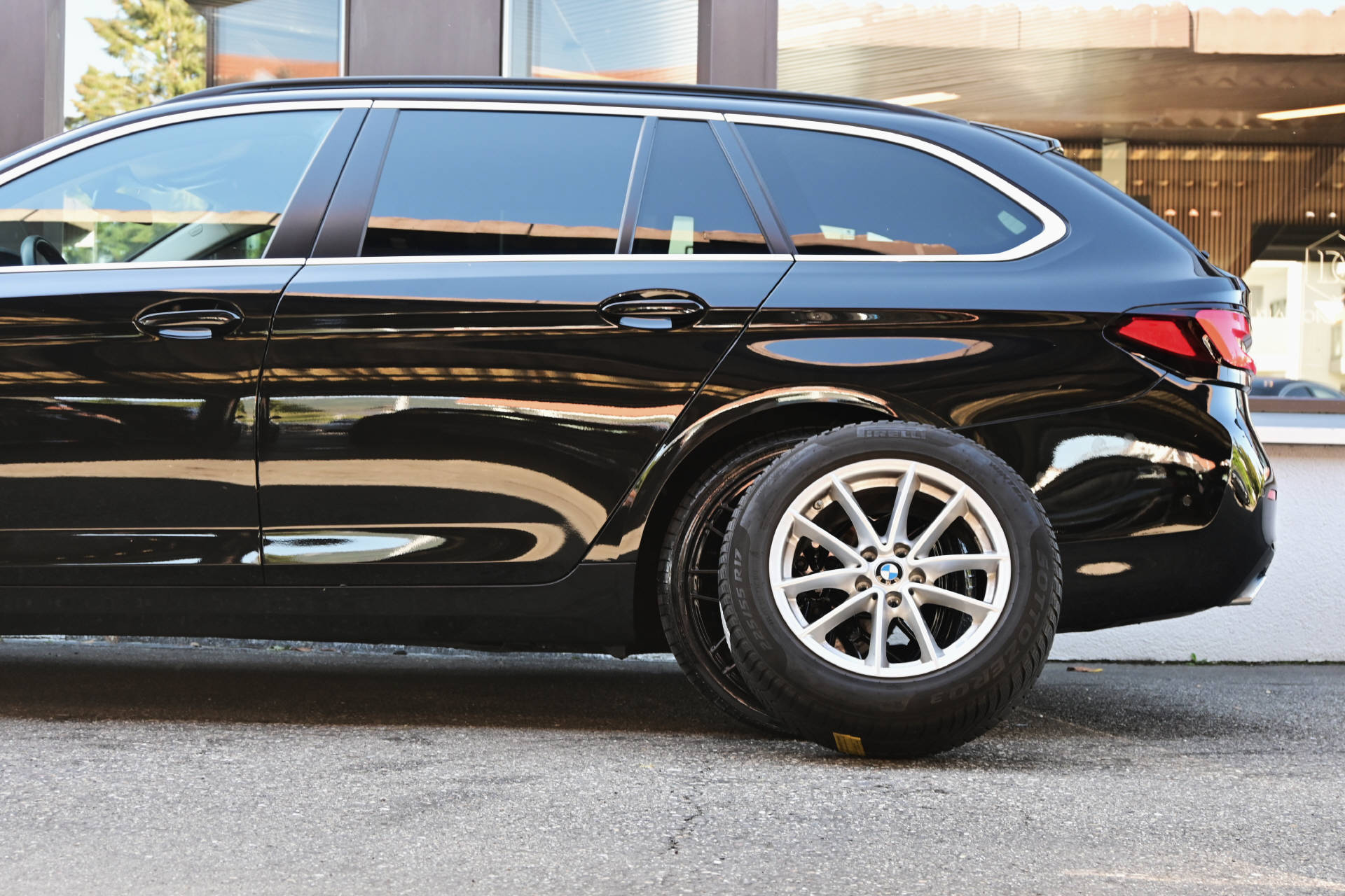 BMW 520d xDrive Touring-image-4
