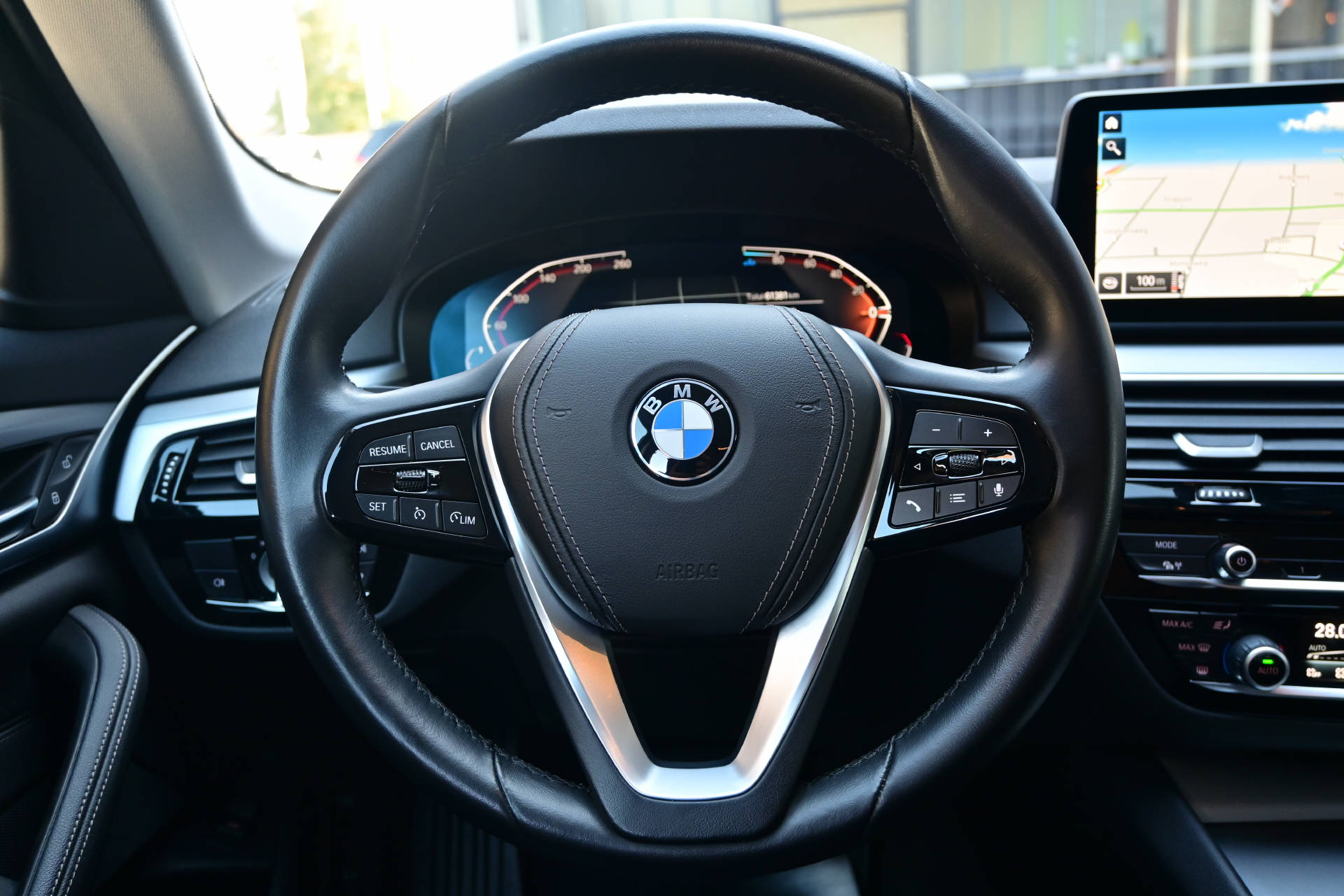 BMW 520d xDrive Touring-image-14