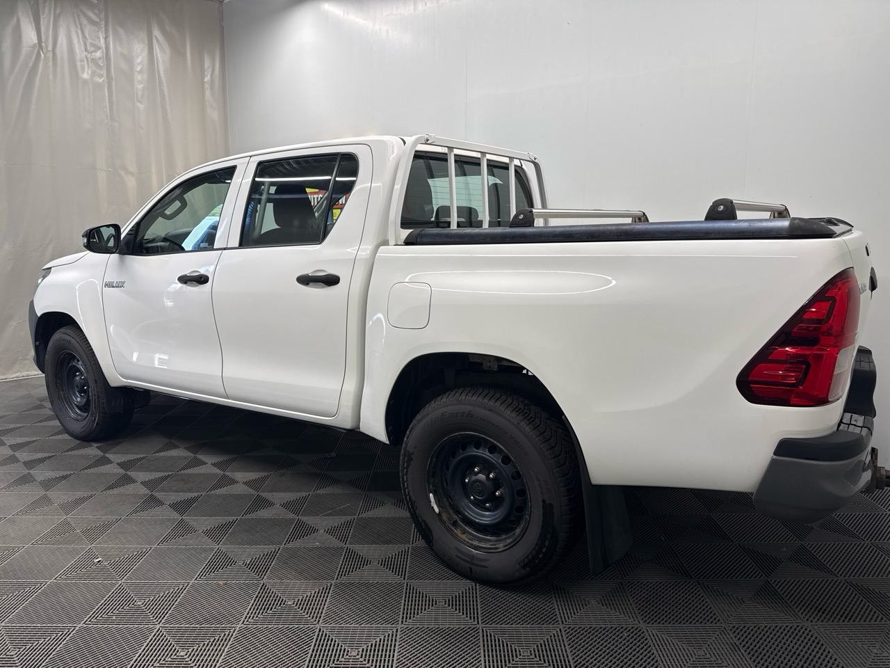 TOYOTA Hilux 2.4D-4D Luna Double Cab 4x4-showroom-element-1
