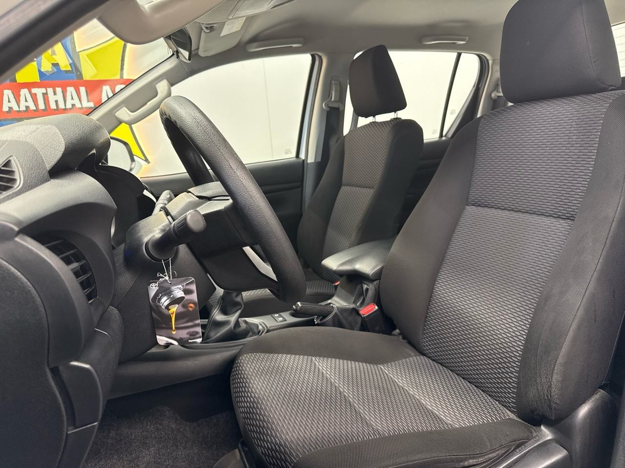 TOYOTA Hilux 2.4D-4D Luna Double Cab 4x4-showroom-element-3