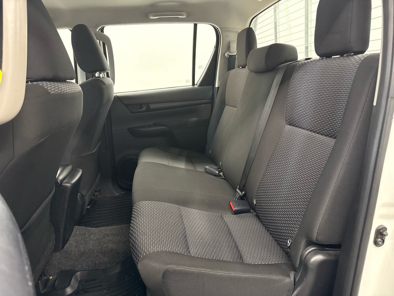 TOYOTA Hilux 2.4D-4D Luna Double Cab 4x4-image-4