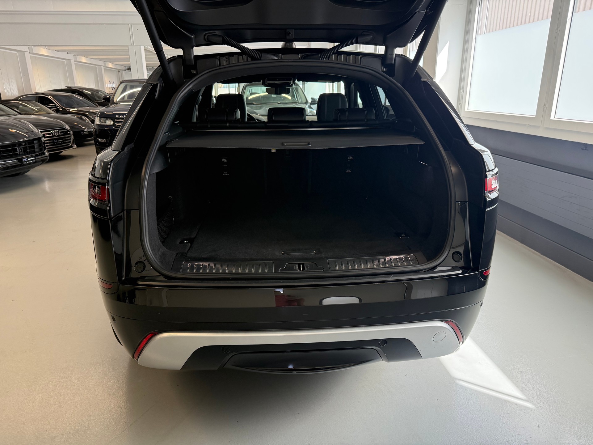 LAND ROVER Range Rover Velar R-Dynamic D 200 SE Automatic-image-5