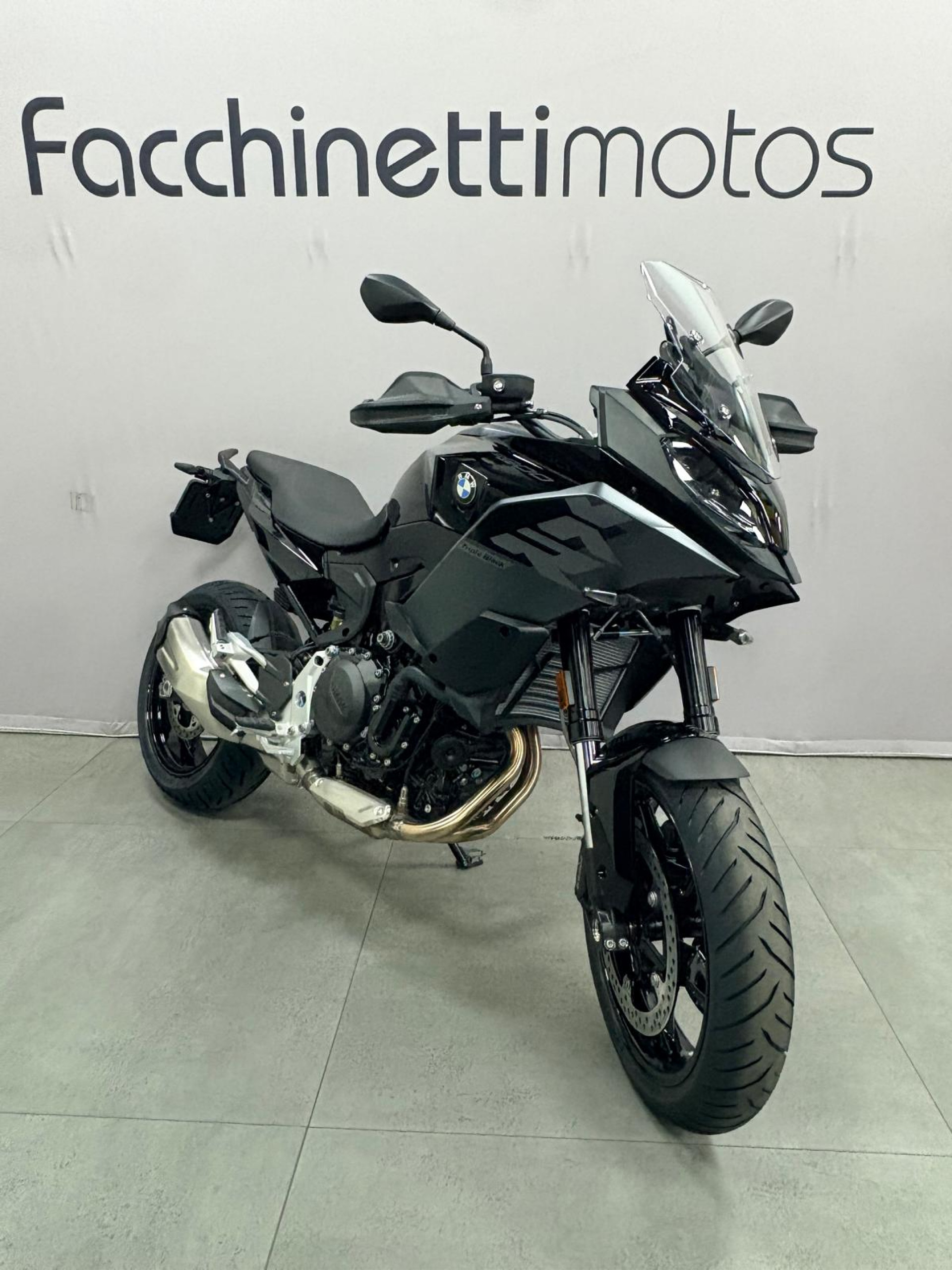 BMW F 900 XR A2 Triple Black-image-1