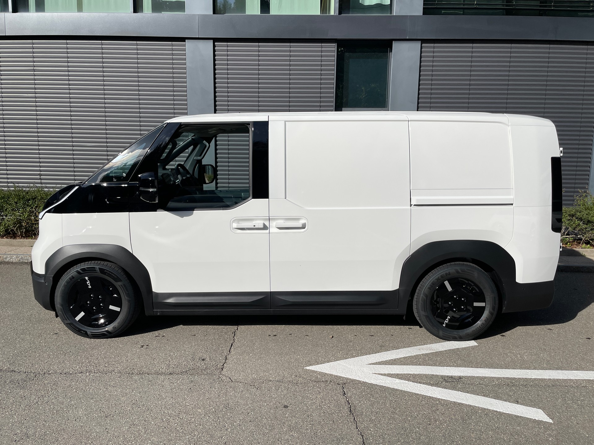 KIA PV5 Cargo 71.2 kWh Elite L2H1, 2-Schiebetüren und Wärmepumpe-showroom-element-1
