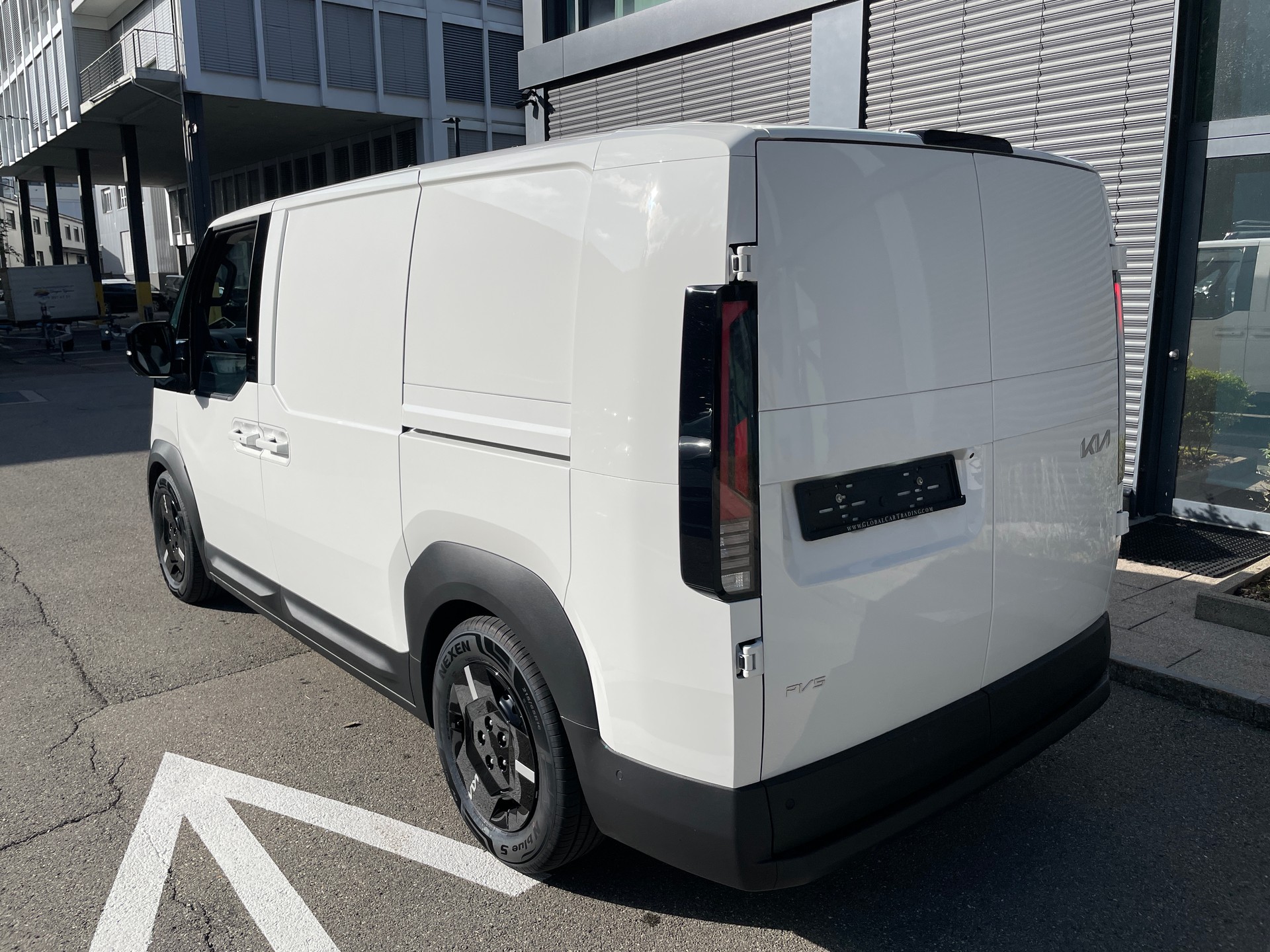 KIA PV5 Cargo 71.2 kWh Elite L2H1, 2-Schiebetüren und Wärmepumpe-showroom-element-2